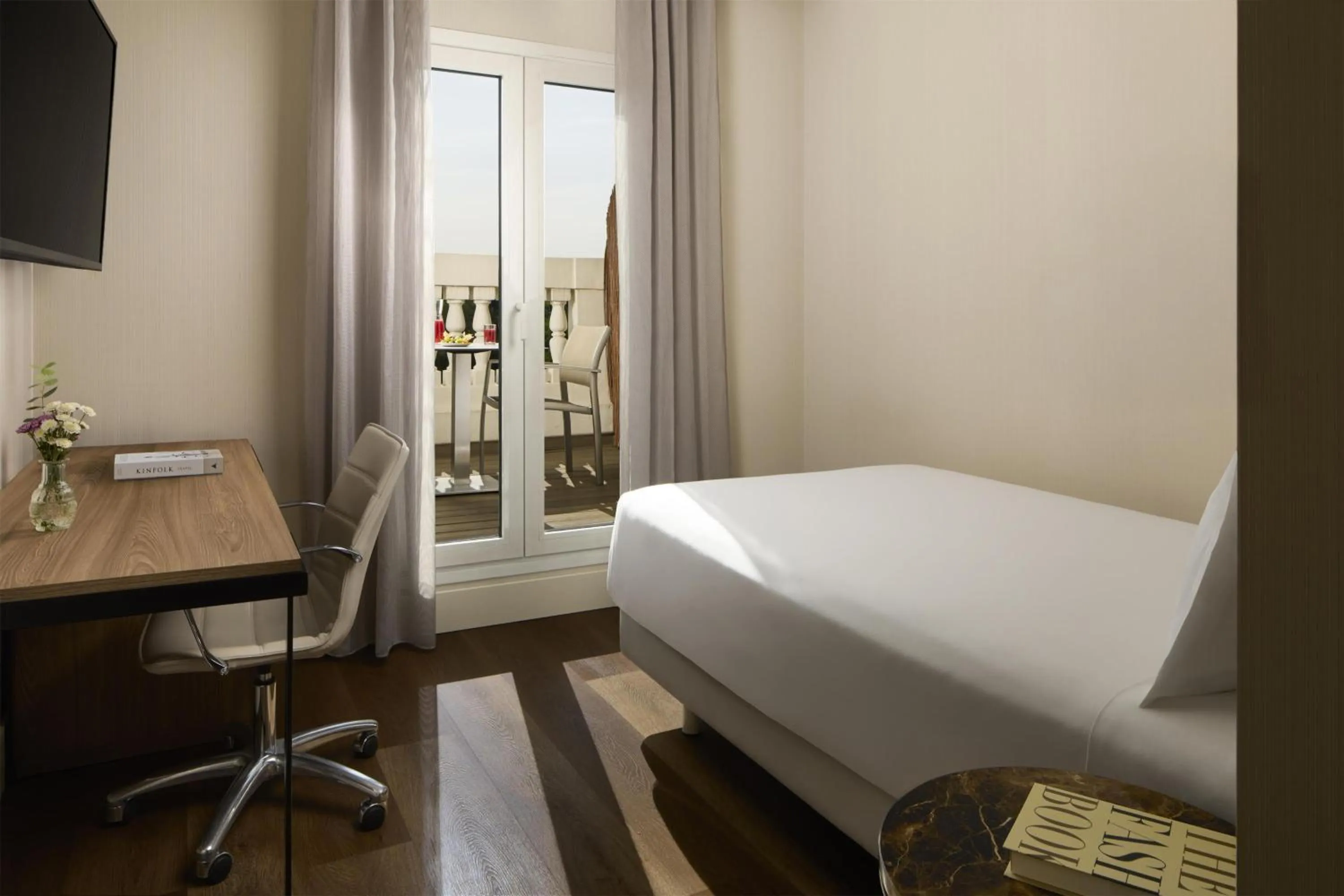 Bedroom, Bed in NH Madrid Nacional