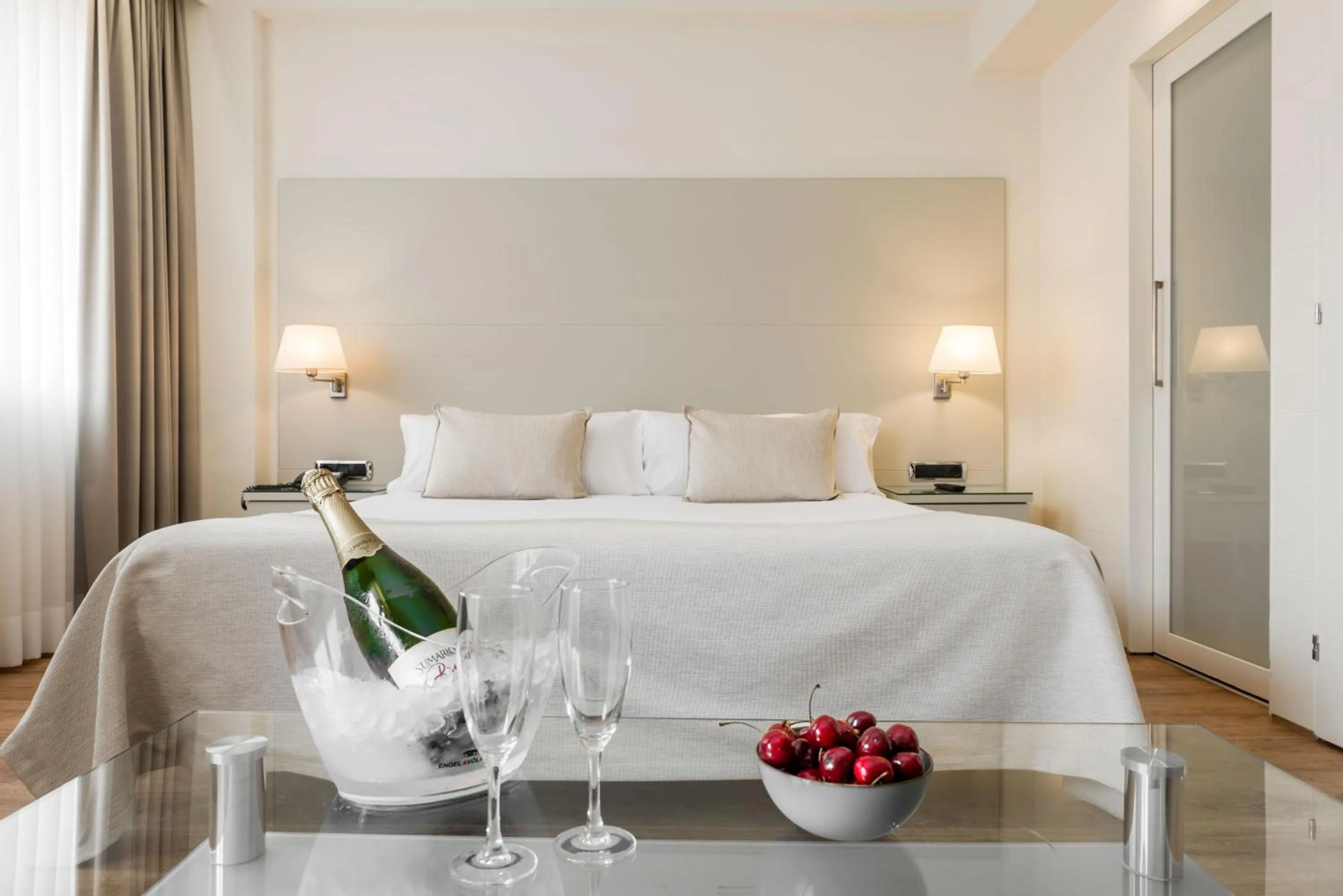 Bed in Aparthotel Mariano Cubi Barcelona