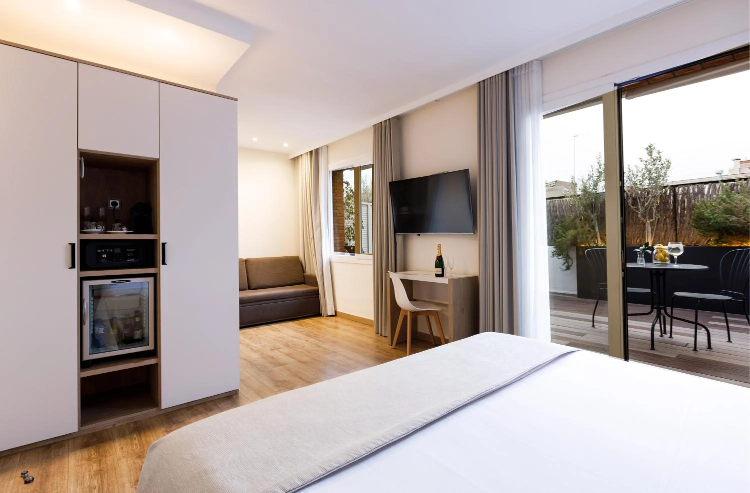 Photo of the whole room, Bed in Aparthotel Mariano Cubi Barcelona