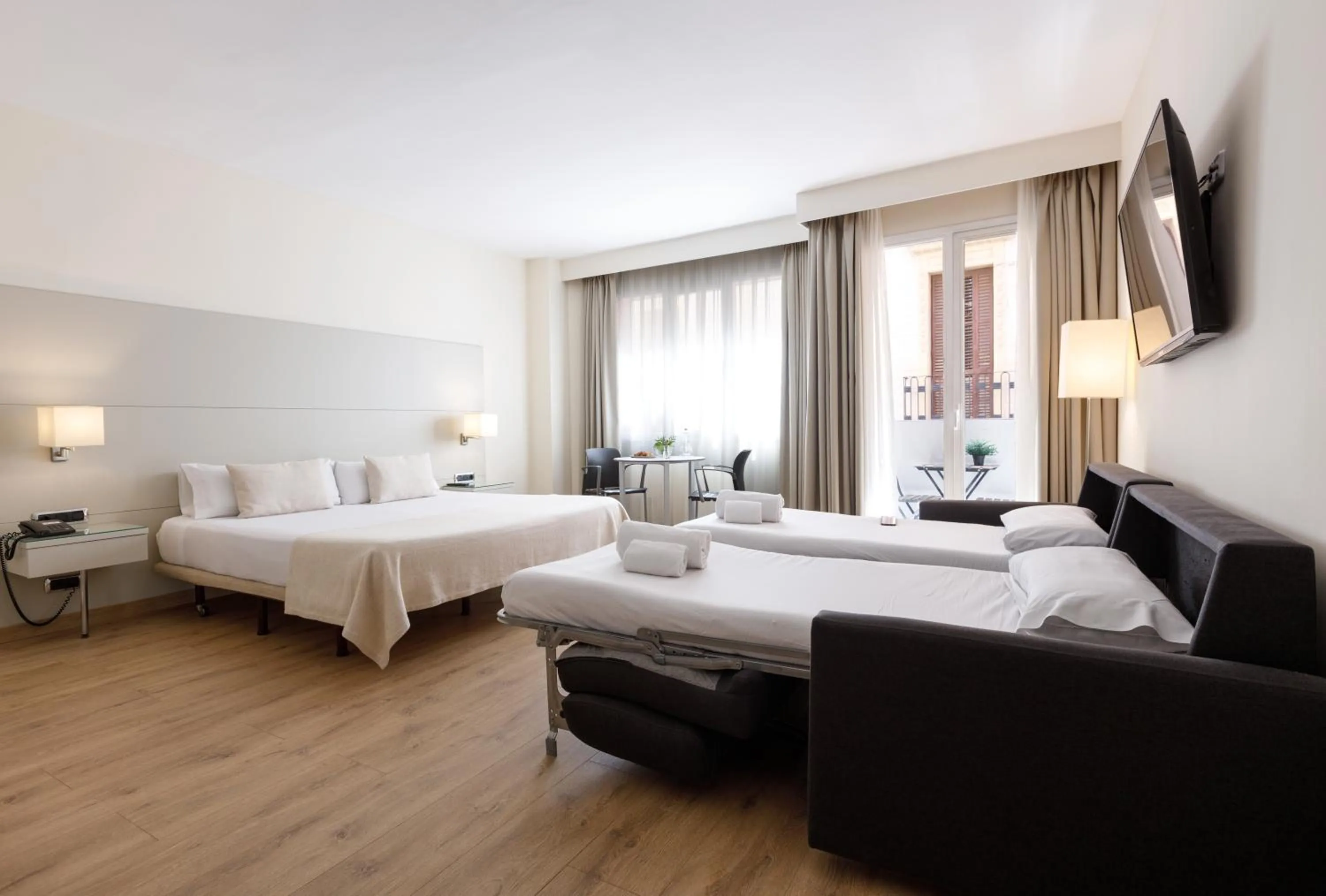 Food and drinks, Bed in Aparthotel Mariano Cubi Barcelona