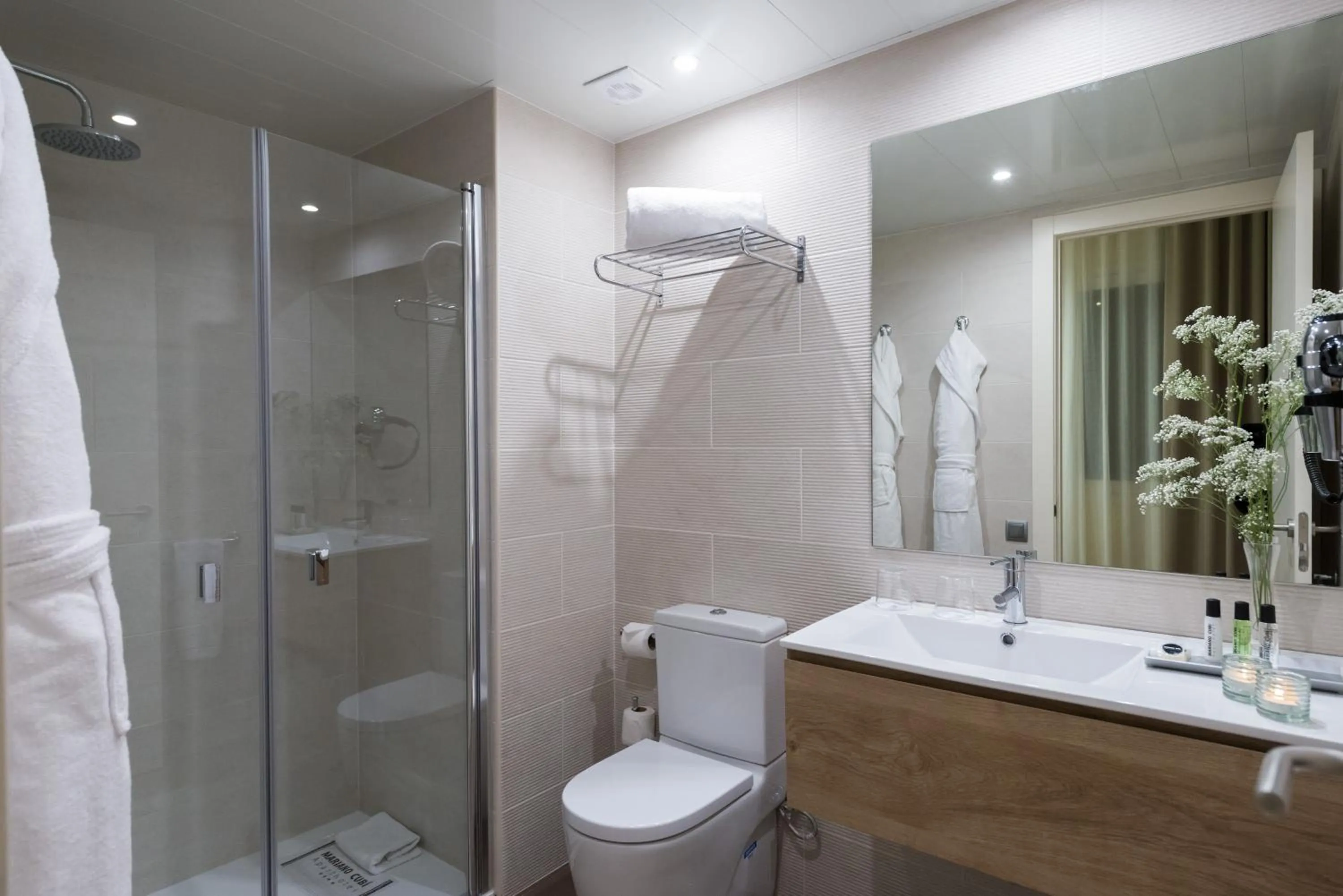 Shower in Aparthotel Mariano Cubi Barcelona