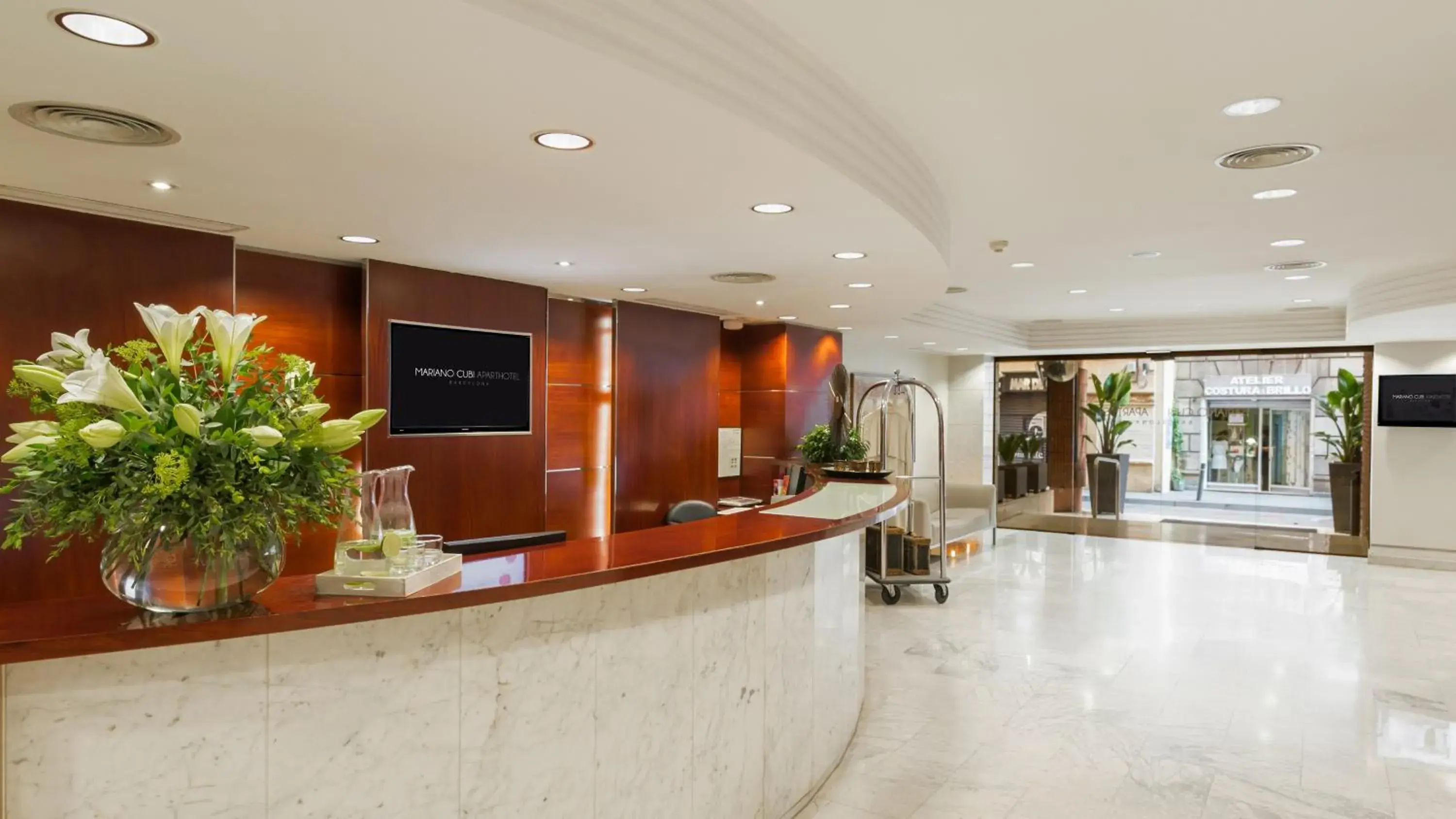 Lobby or reception in Aparthotel Mariano Cubi Barcelona Lobby or reception in Aparthotel Mariano Cubi Barcelona
