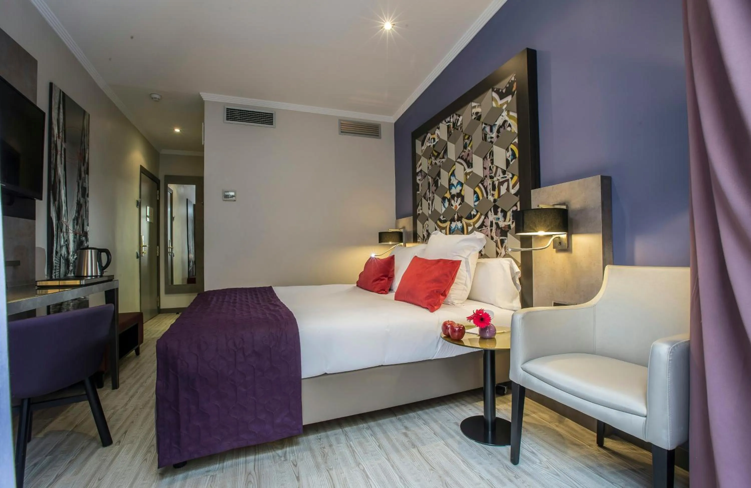 Photo of the whole room, Bed in Leonardo Hotel Barcelona Las Ramblas