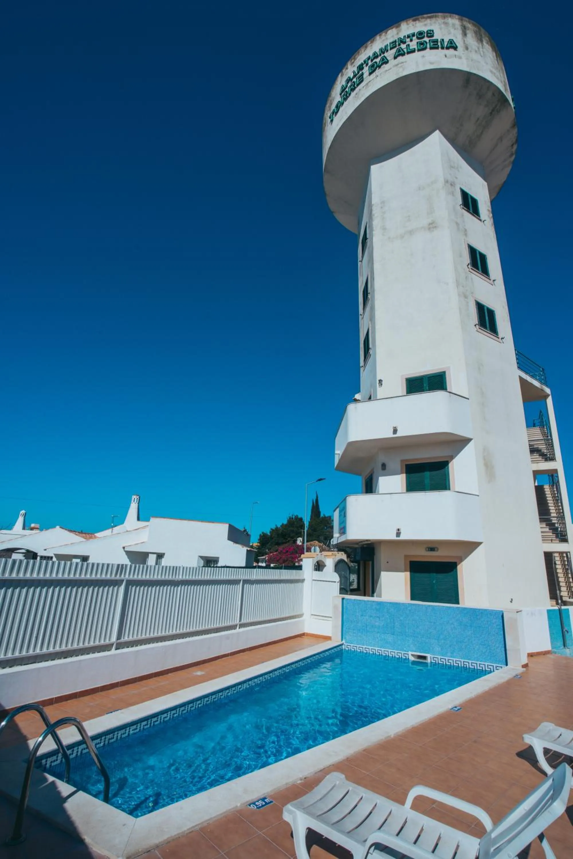 Swimming pool in Torre da Aldeia by Umbral