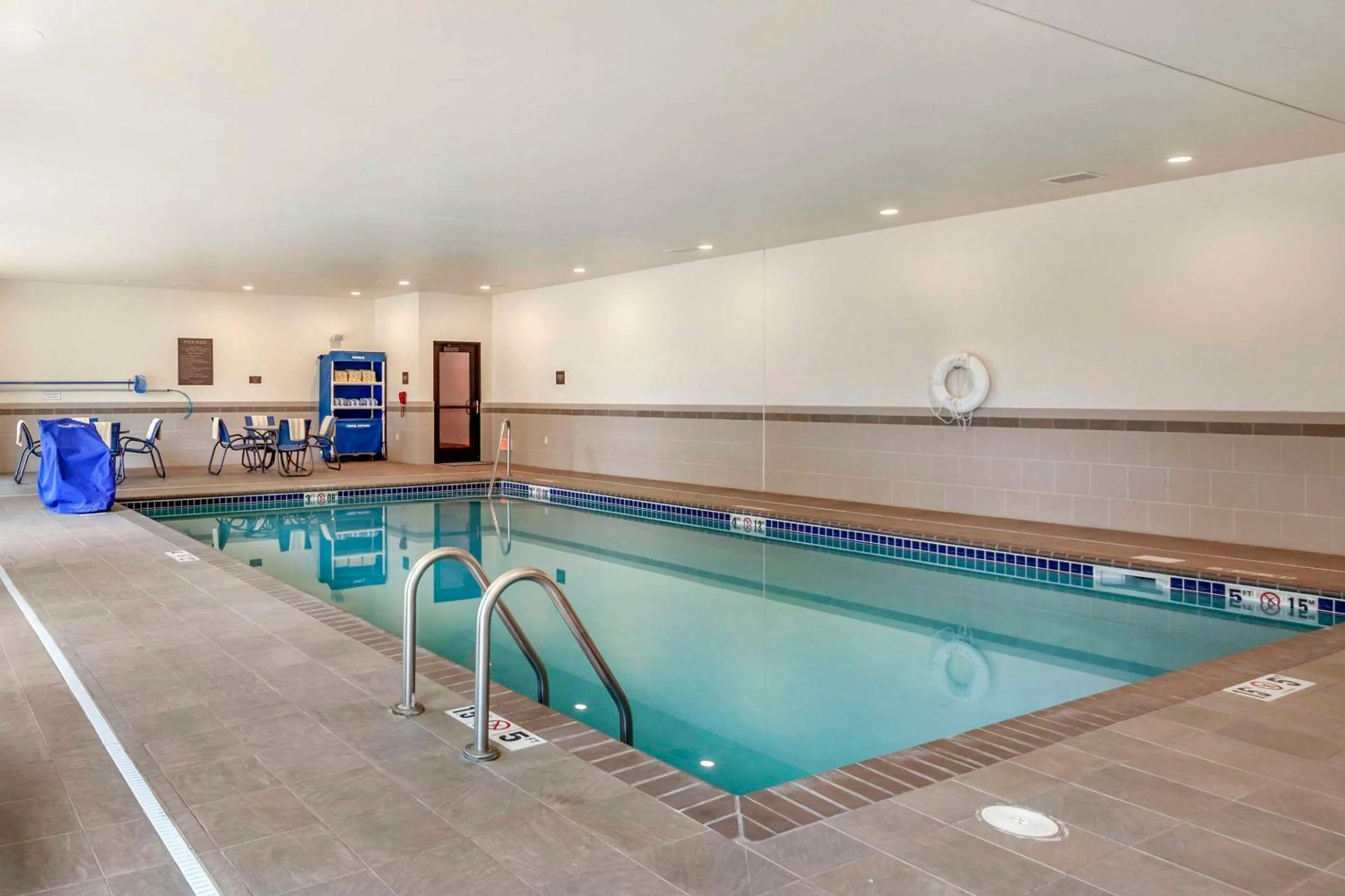Swimming pool in Comfort Inn & Suites Avera Southwest