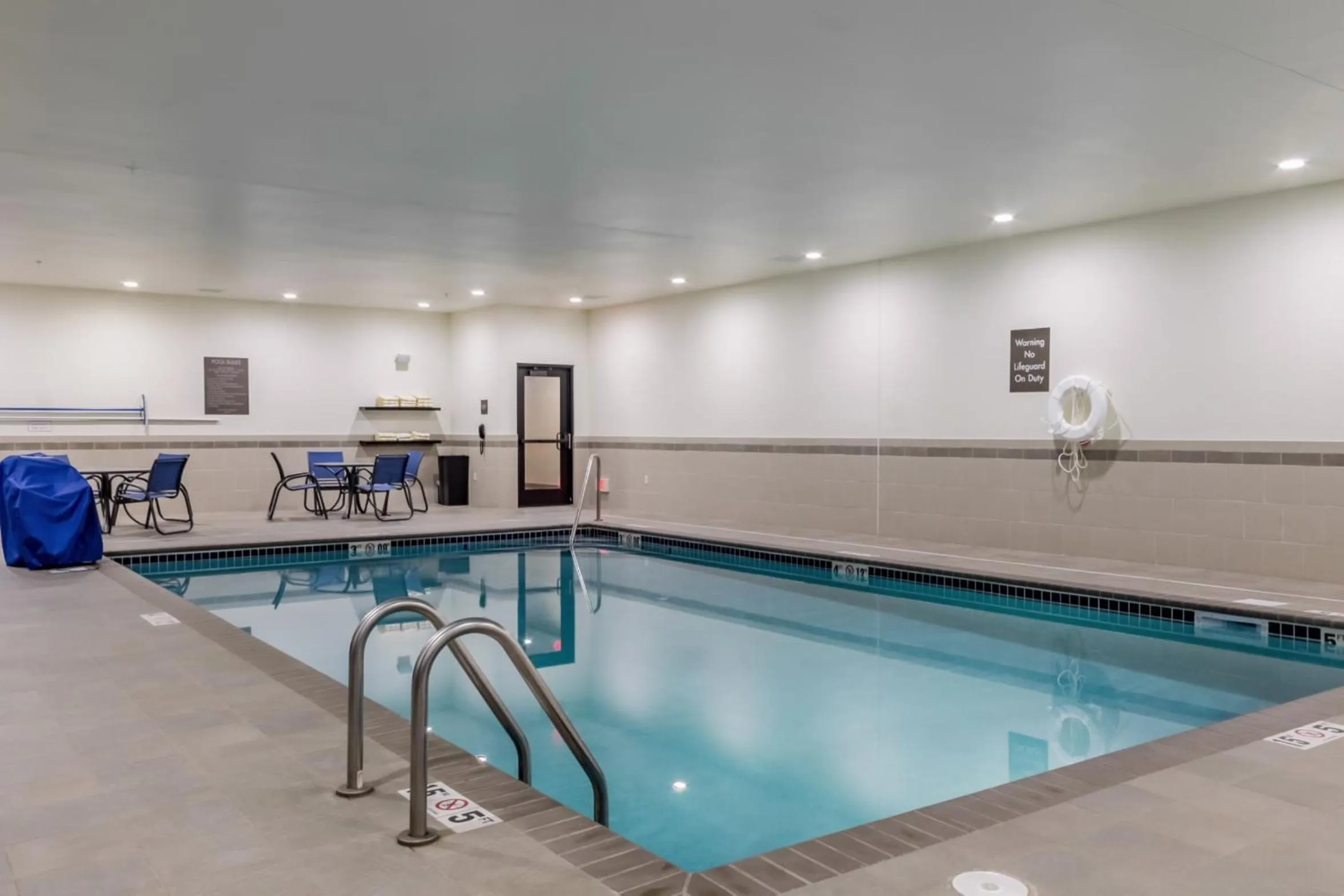 Swimming pool in Comfort Inn & Suites Avera Southwest