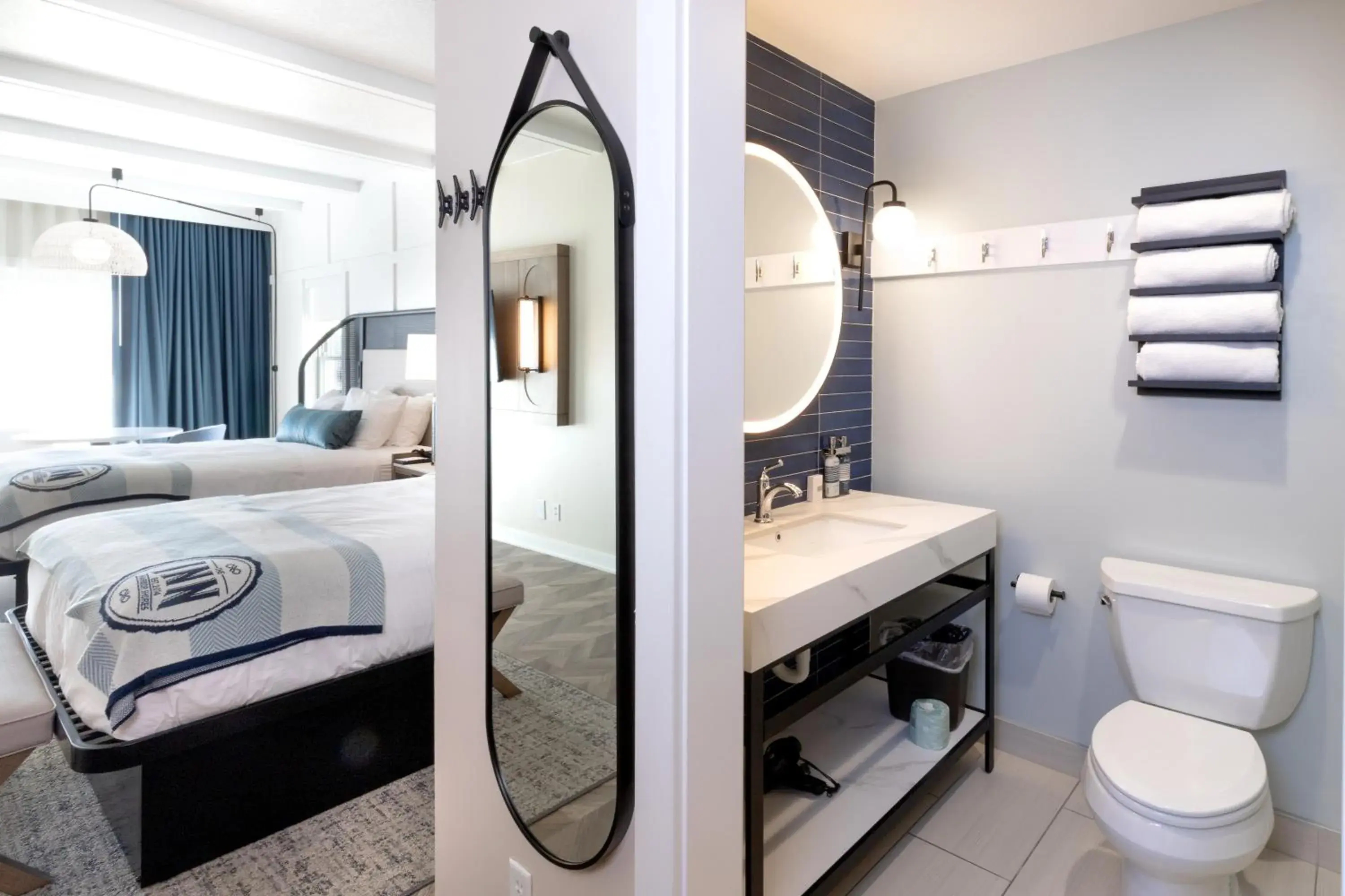 Toilet, Bed in The Inn at Harbor Shores Toilet, Bed in The Inn at Harbor Shores