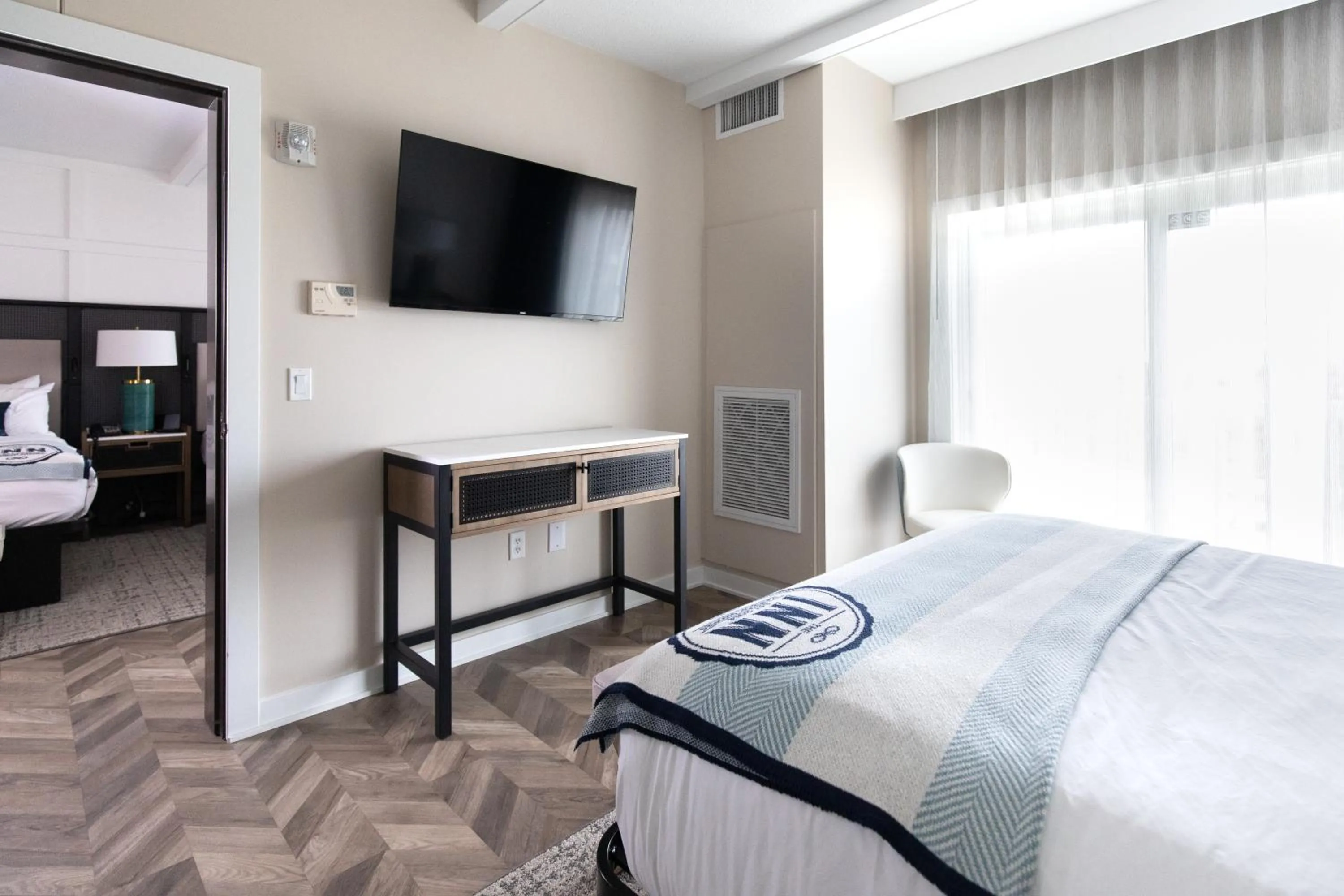 TV and multimedia, Bed in The Inn at Harbor Shores