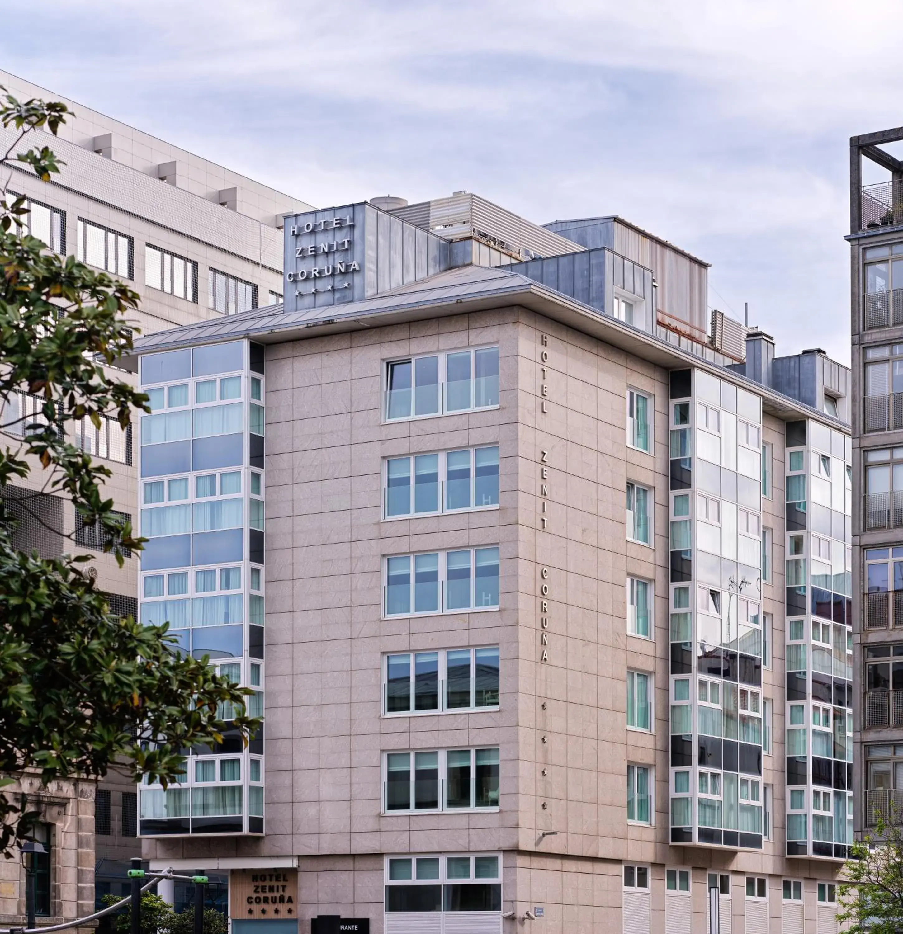 Property building in Zenit Coruña Property building in Zenit Coruña