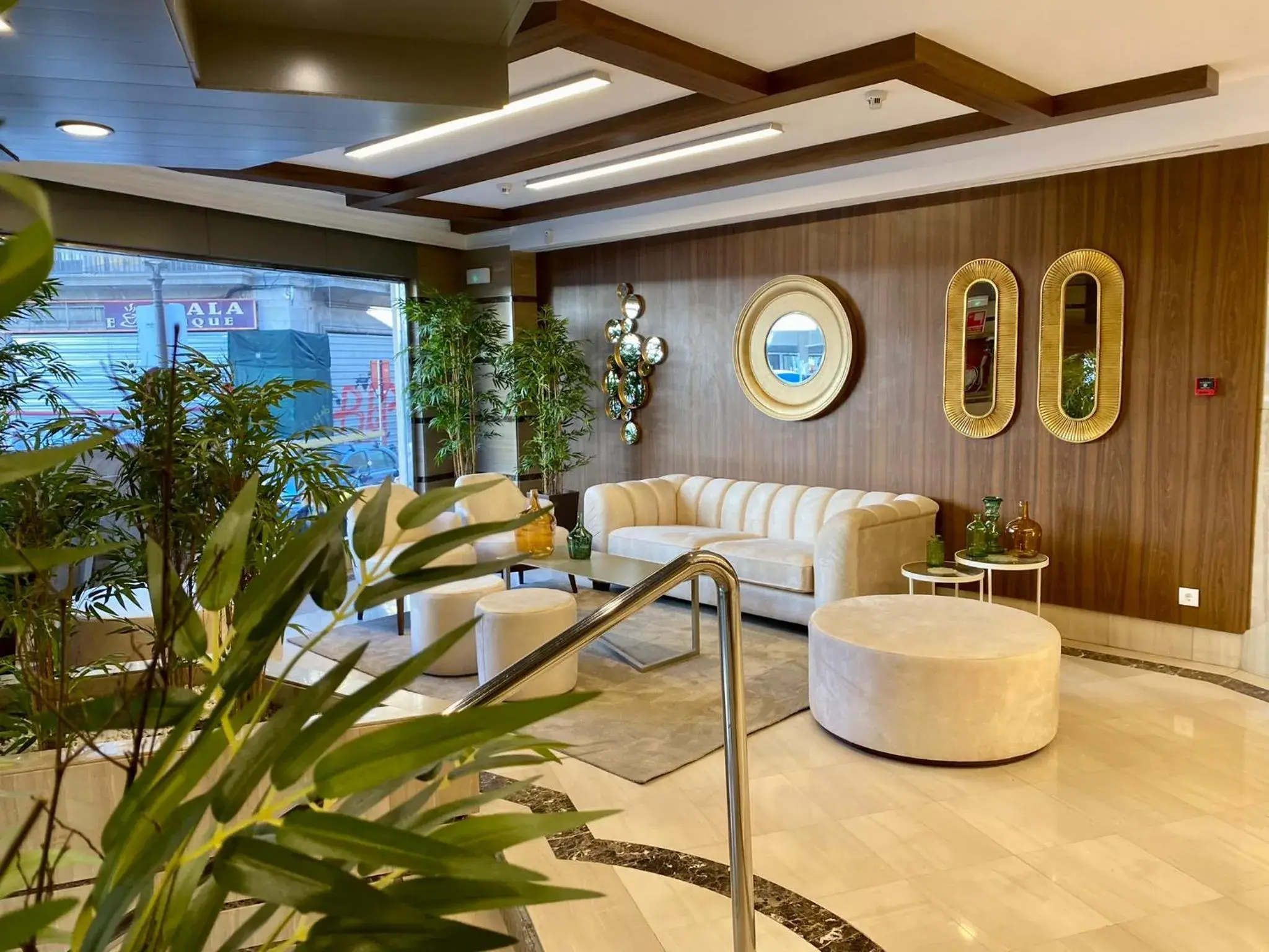 Living room in Hotel Derby Sevilla Living room in Hotel Derby Sevilla