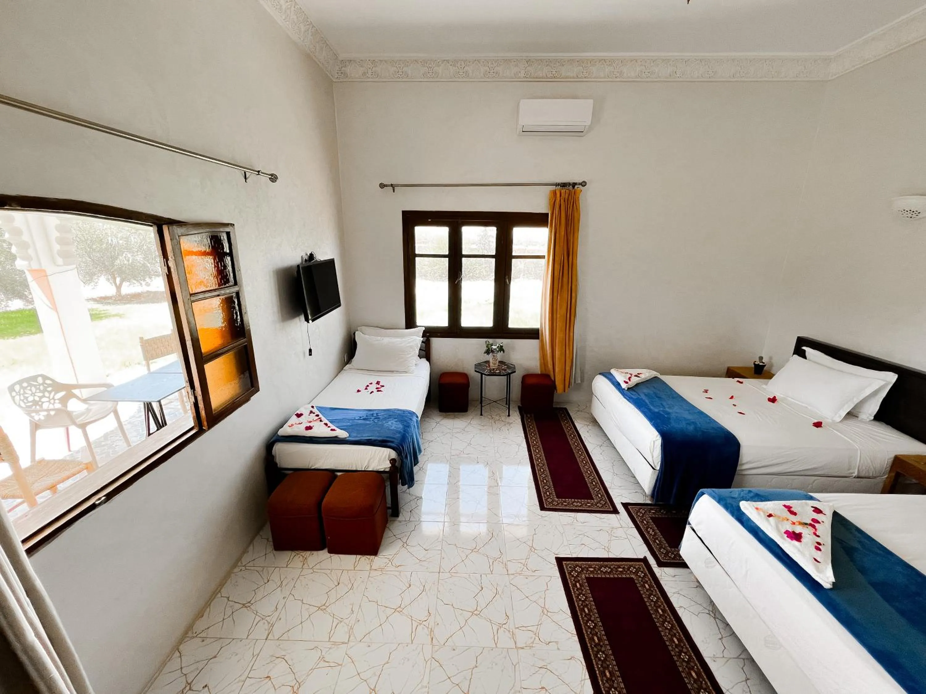 Communal lounge/ TV room, Bed in Guest House Qodwa