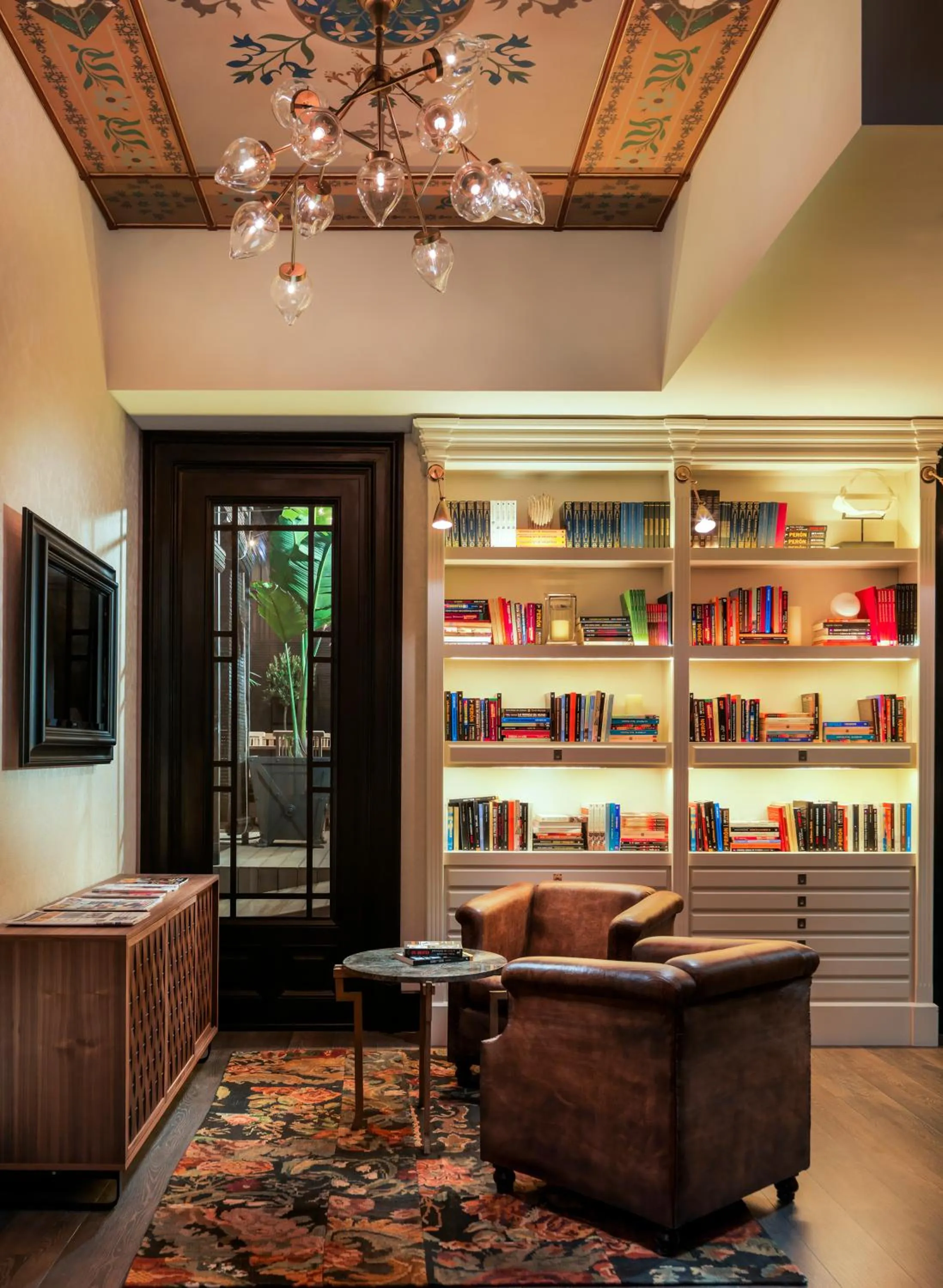 Communal lounge/ TV room in Boutique Hotel H10 Catalunya Plaza