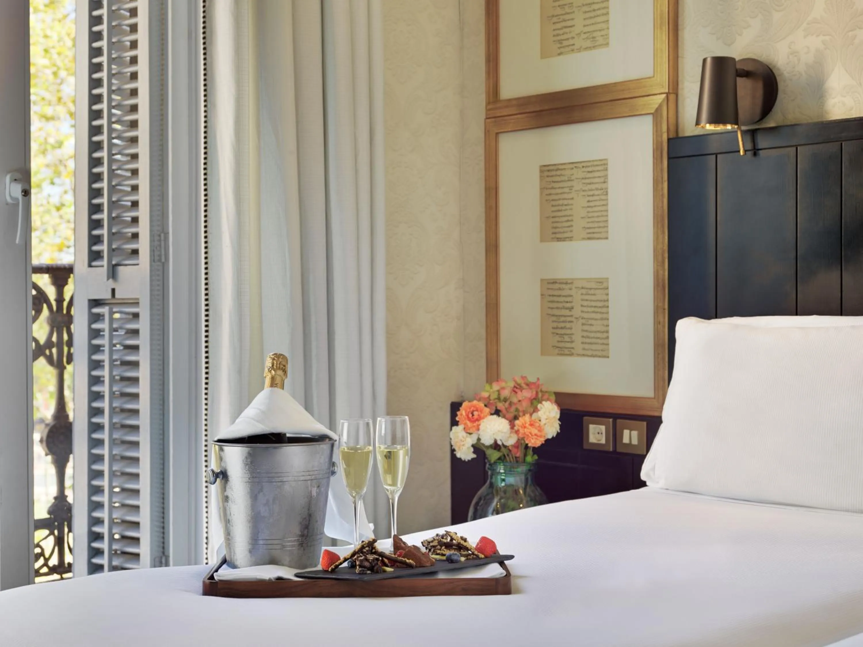 Decorative detail, Bed in Boutique Hotel H10 Catalunya Plaza