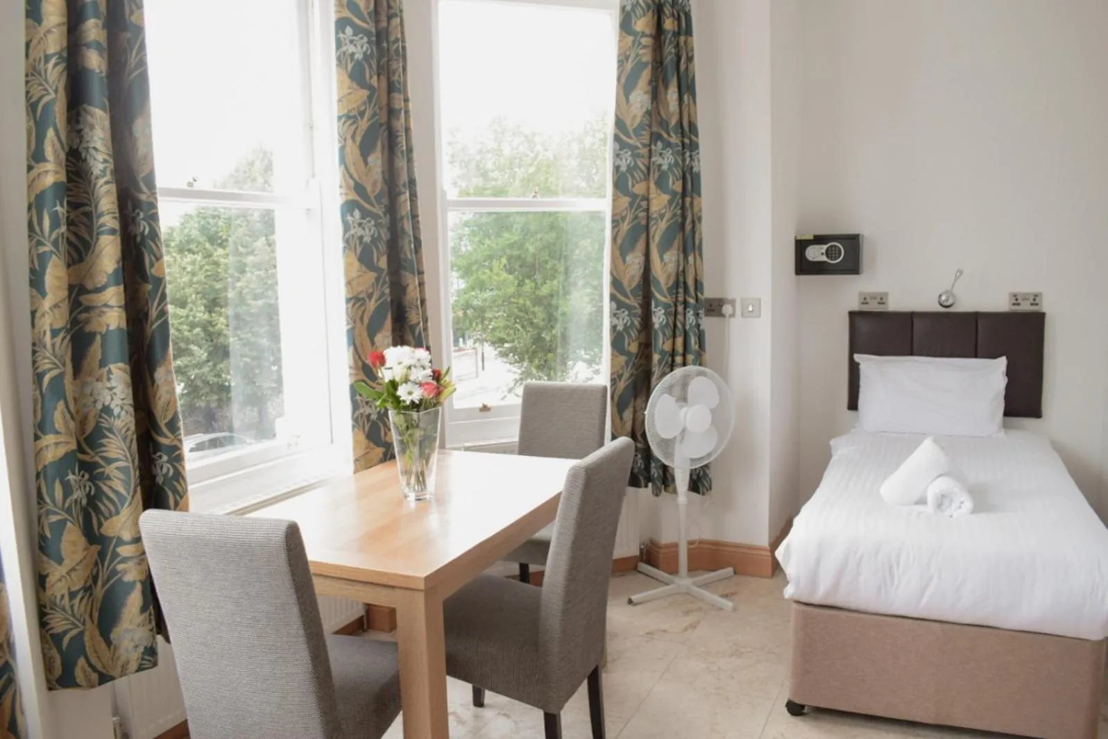 Living room, Bed in Osborne Aparthotel