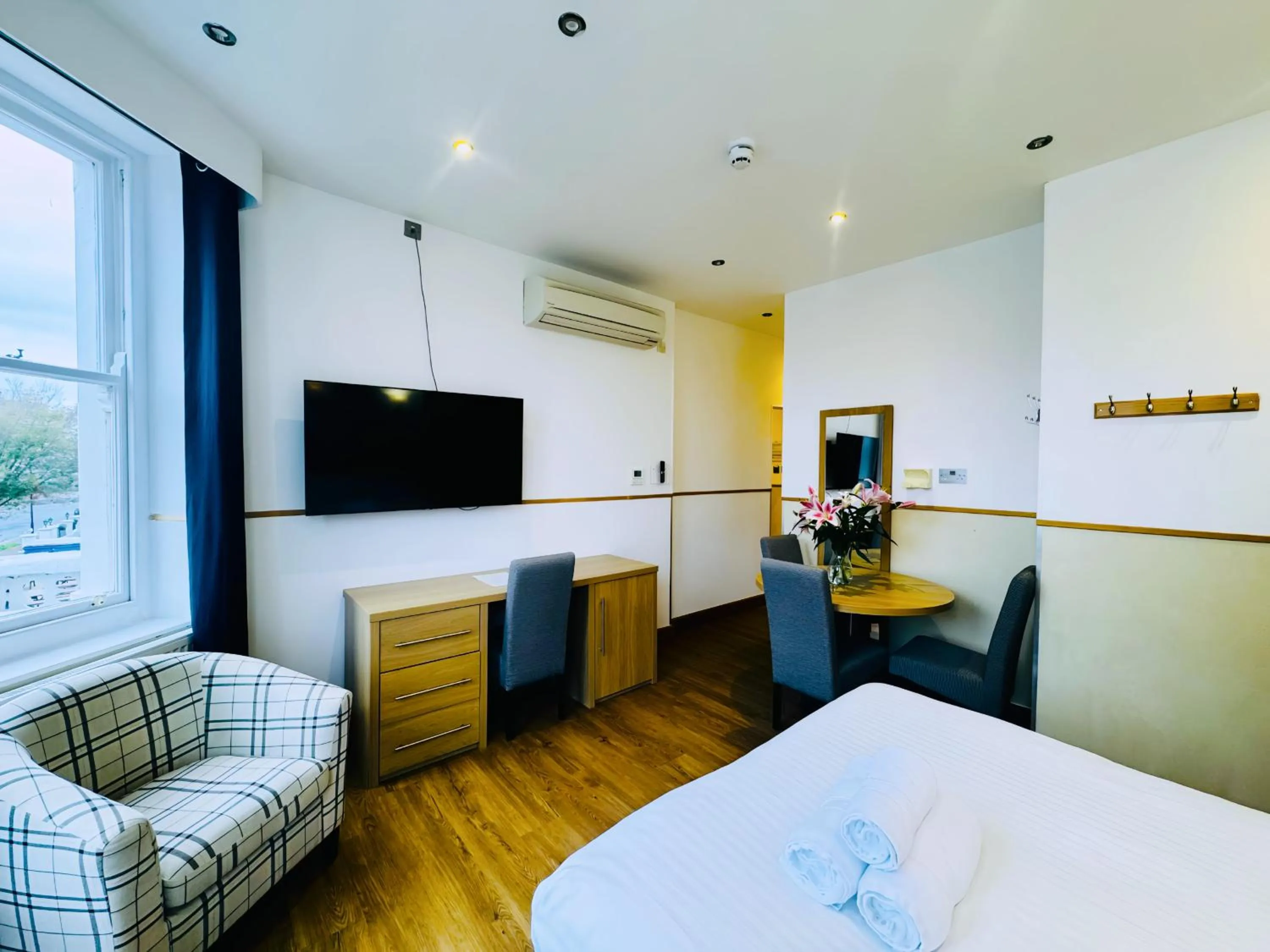 Coffee/tea facilities, Bed in Osborne Aparthotel