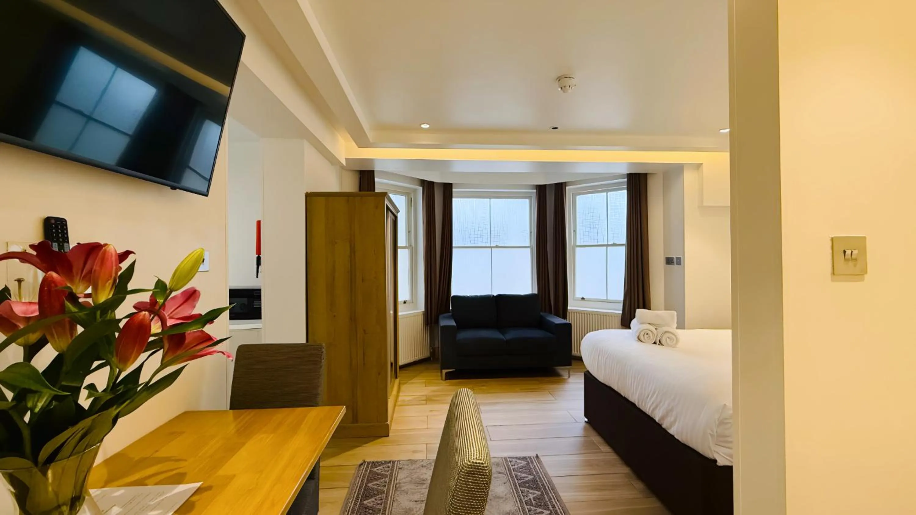 View (from property/room), Bed in Osborne Aparthotel