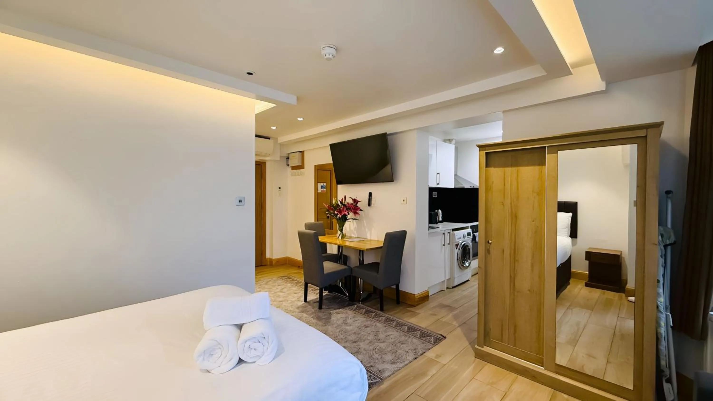 View (from property/room), Bed in Osborne Aparthotel