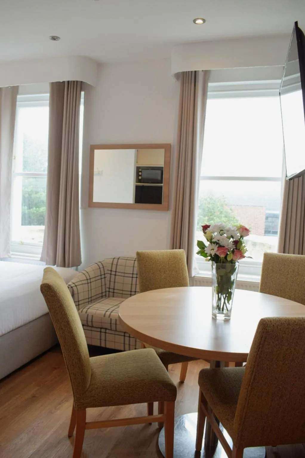 Seating area, Bed in Osborne Aparthotel