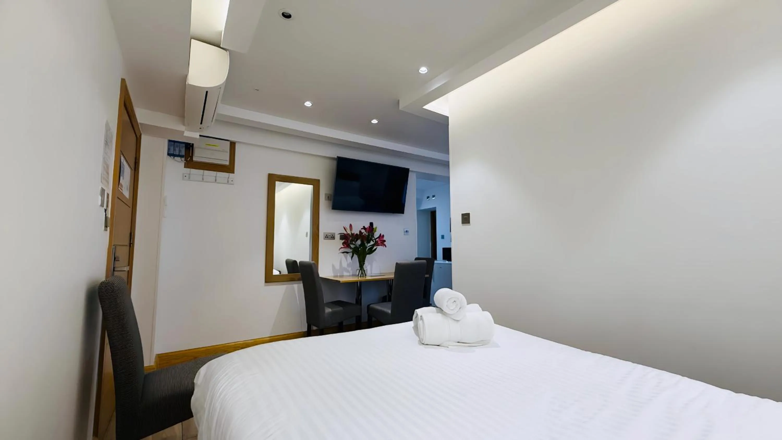 View (from property/room), Bed in Osborne Aparthotel