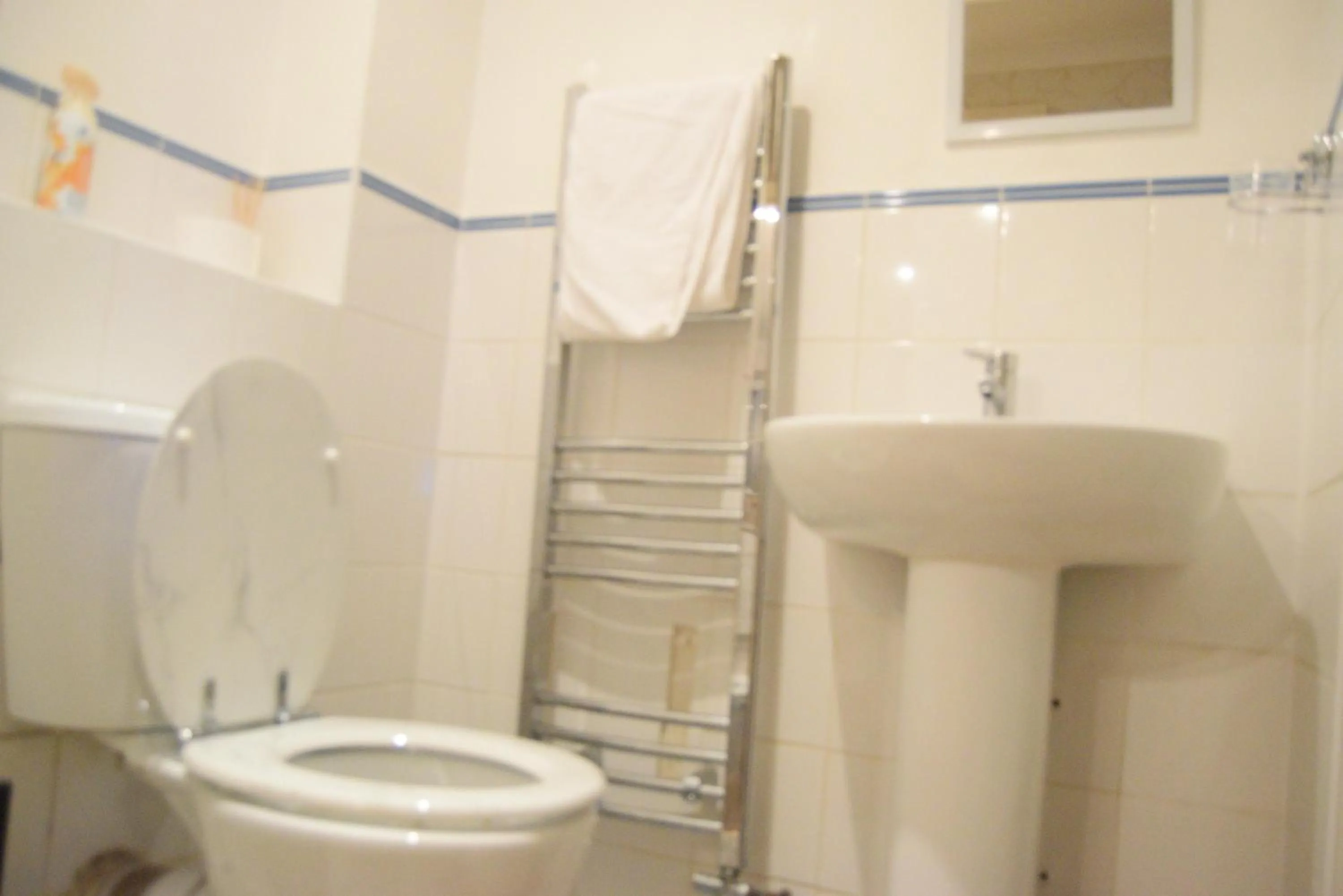 Bathroom in 2-Bed Apartment Sleeps 4 with Wi-Fi
