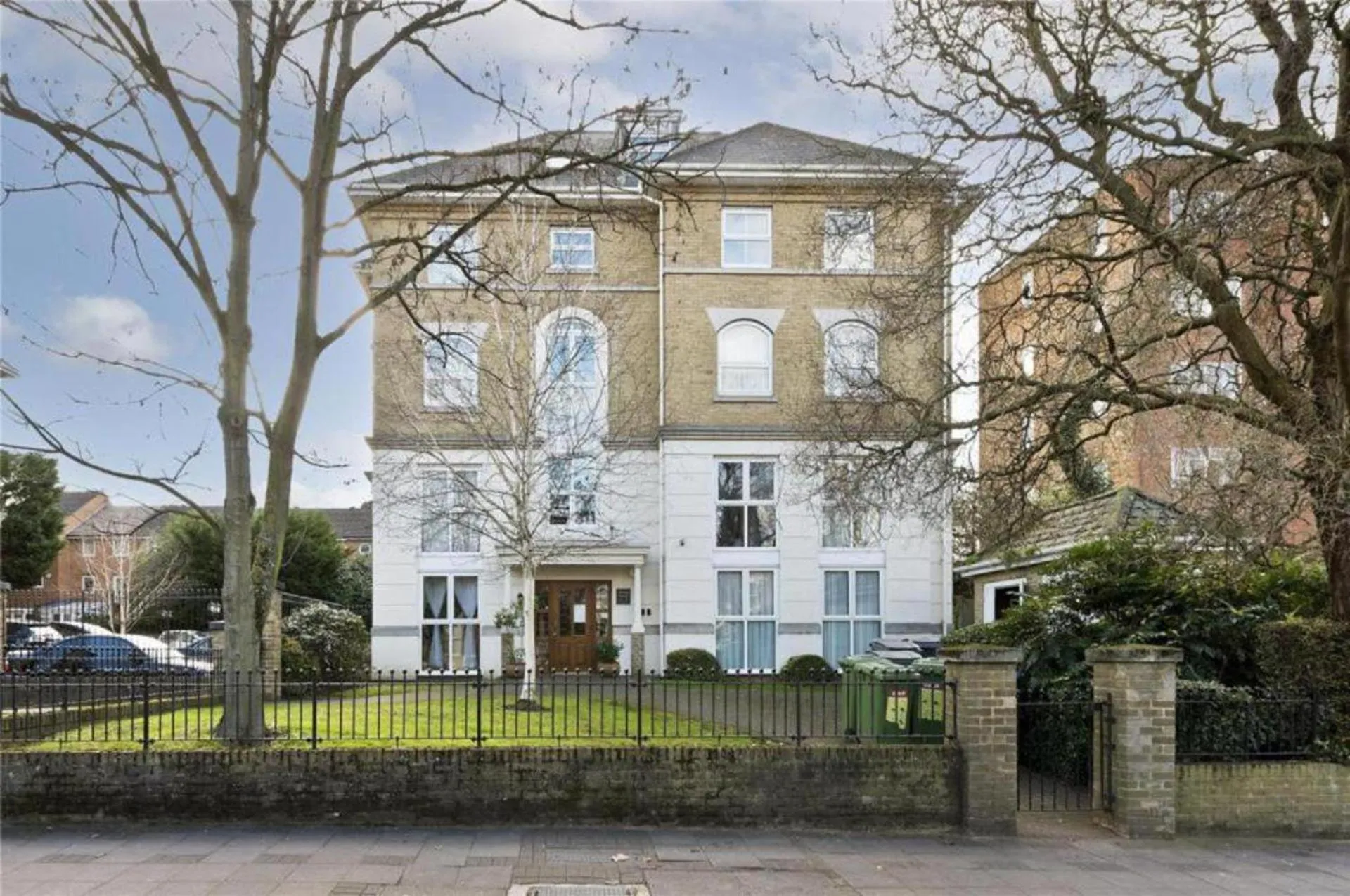 Property building in 2-Bed Apartment Sleeps 4 with Wi-Fi
