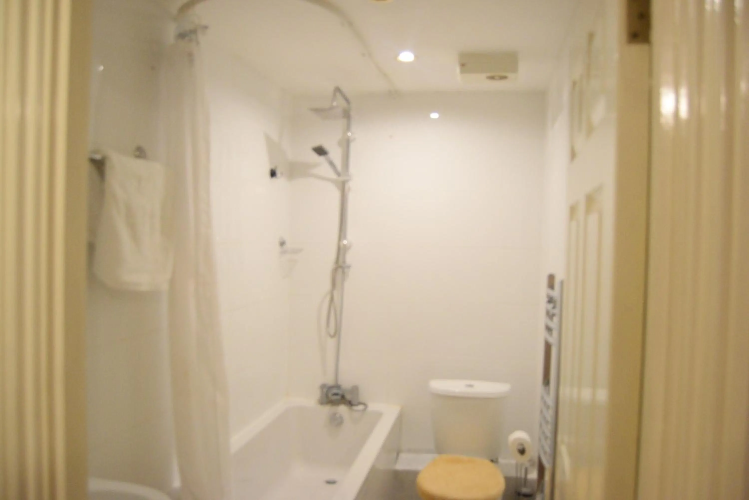 Bathroom in 2-Bed Apartment Sleeps 4 with Wi-Fi