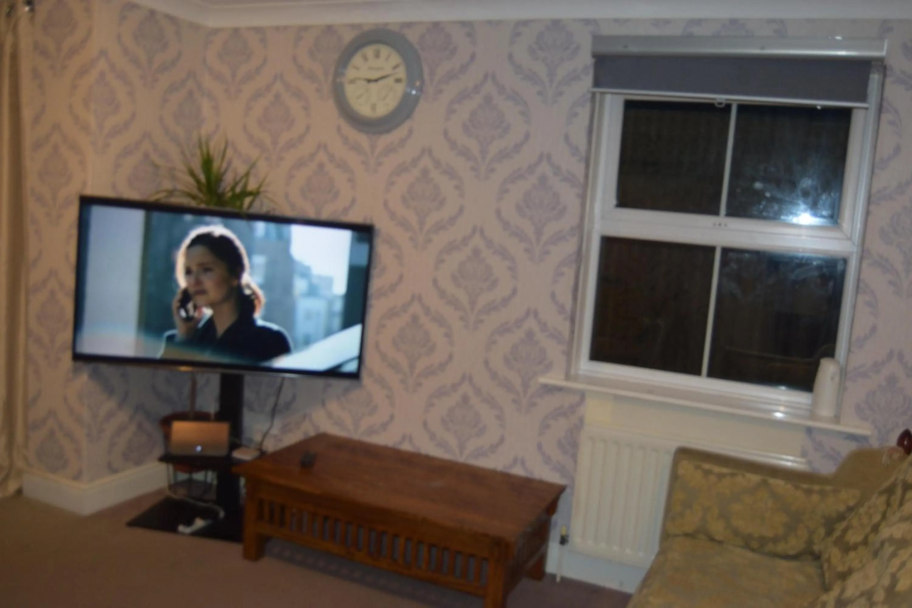 TV and multimedia in 2-Bed Apartment Sleeps 4 with Wi-Fi