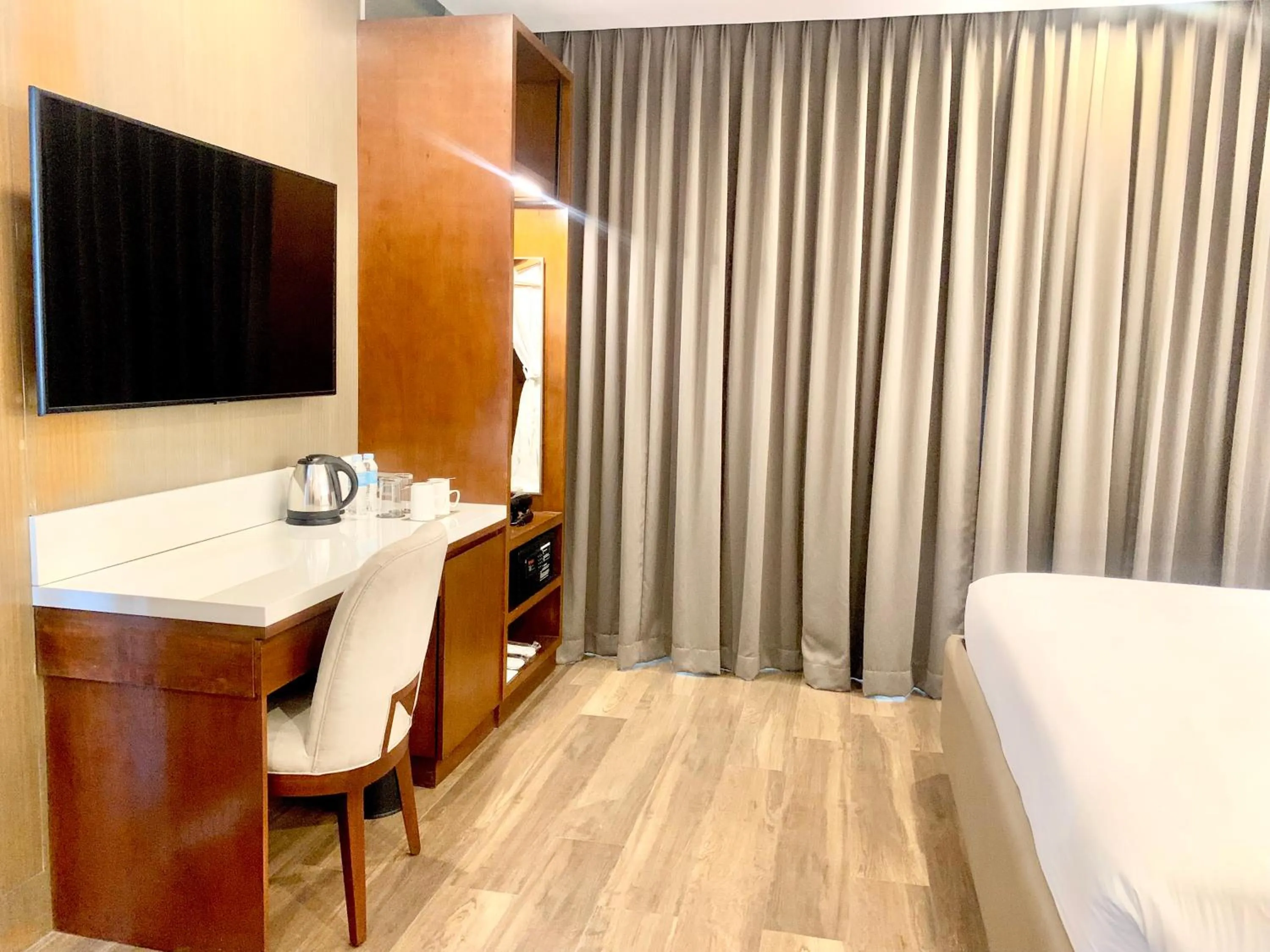 TV and multimedia, Bed in The Henry Hotel Roost Bacolod