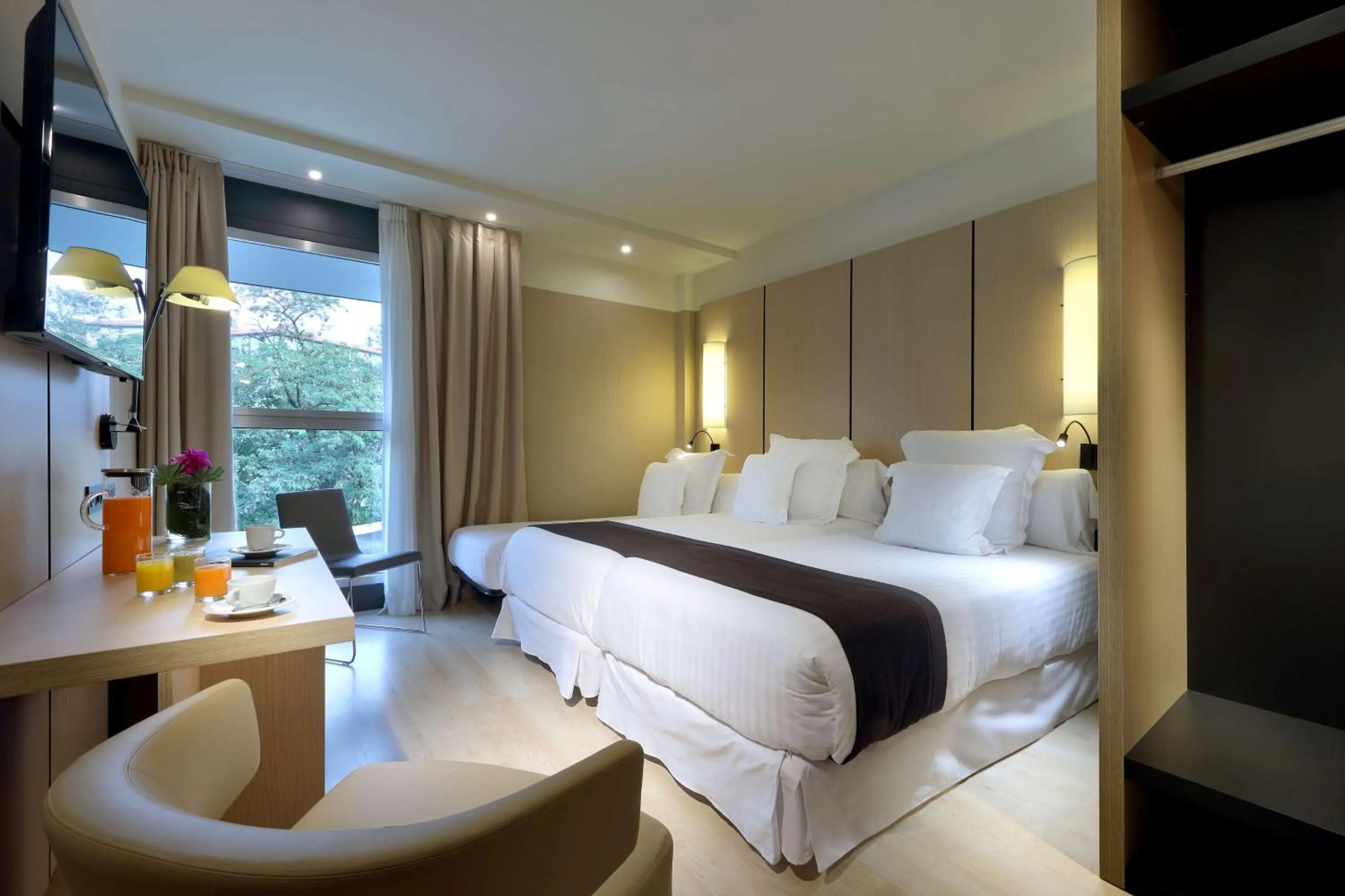 Bedroom, Bed in Occidental Bilbao