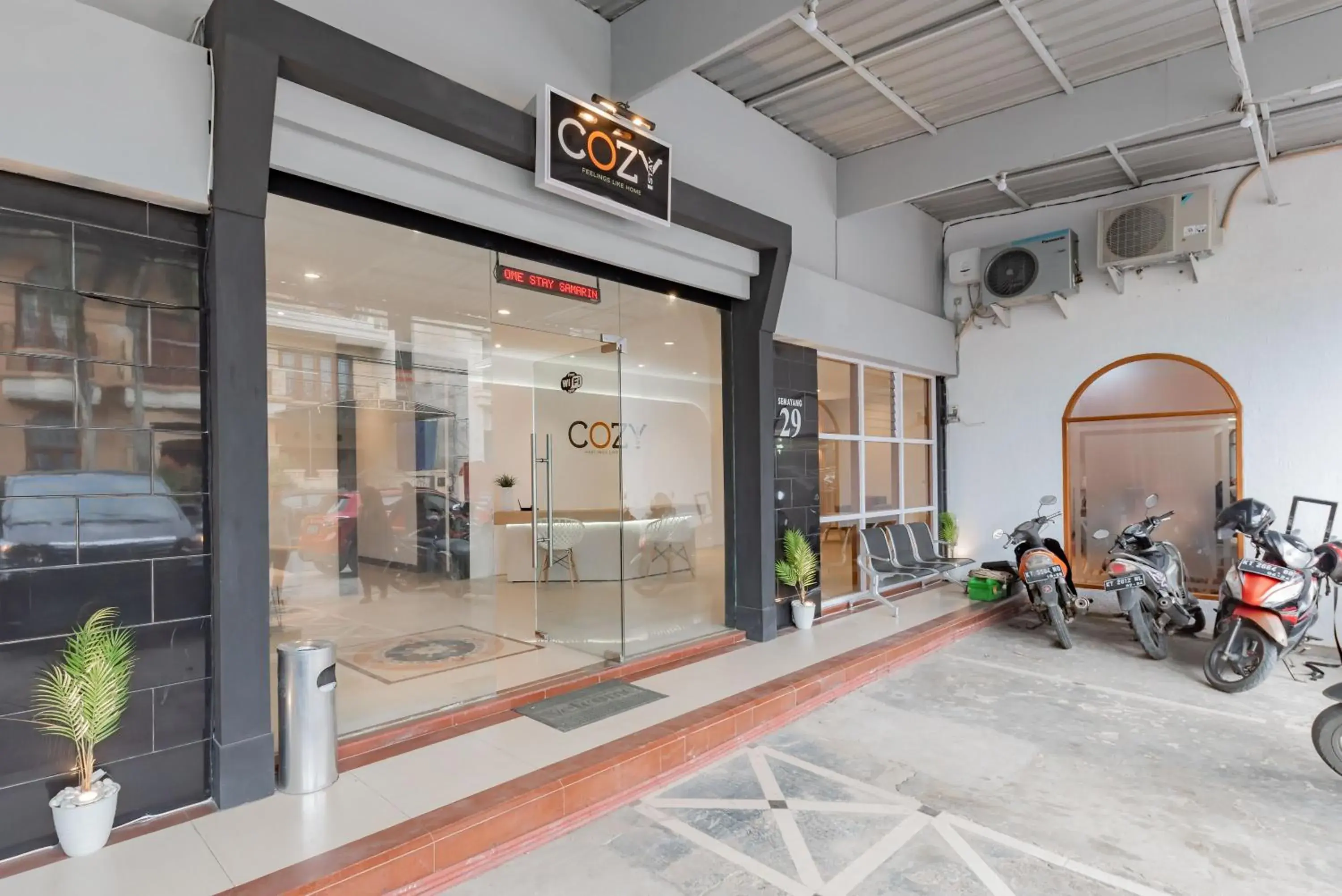 Facade/entrance in Urbanview Hotel Cozy Samarinda by RedDoorz Facade/entrance in Urbanview Hotel Cozy Samarinda by RedDoorz