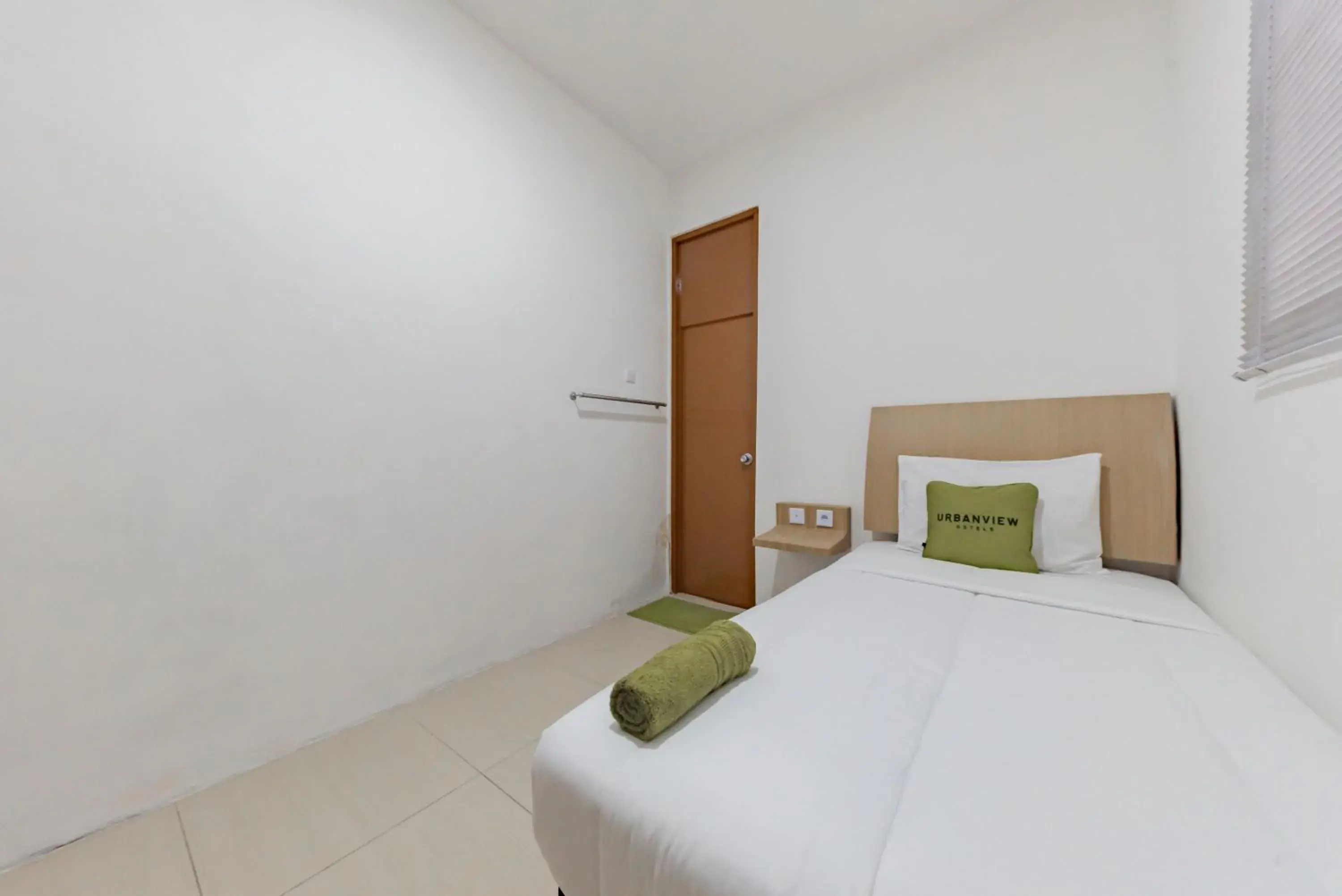 Bedroom, Bed in Urbanview Hotel Cozy Samarinda by RedDoorz Bedroom, Bed in Urbanview Hotel Cozy Samarinda by RedDoorz