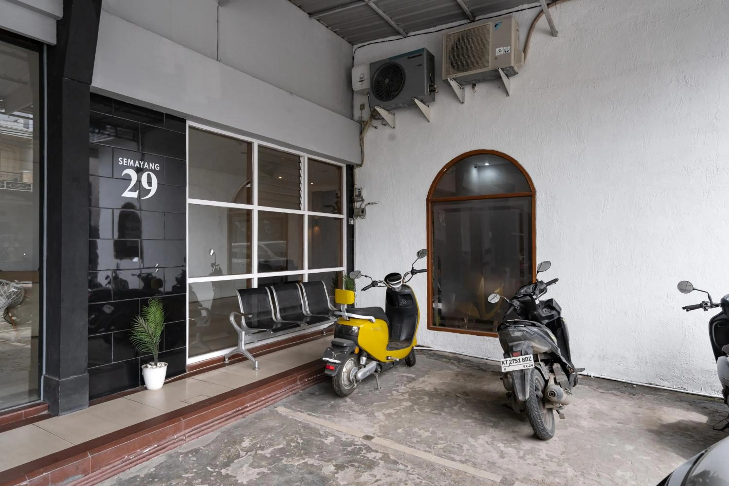 Parking in Urbanview Hotel Cozy Samarinda by RedDoorz