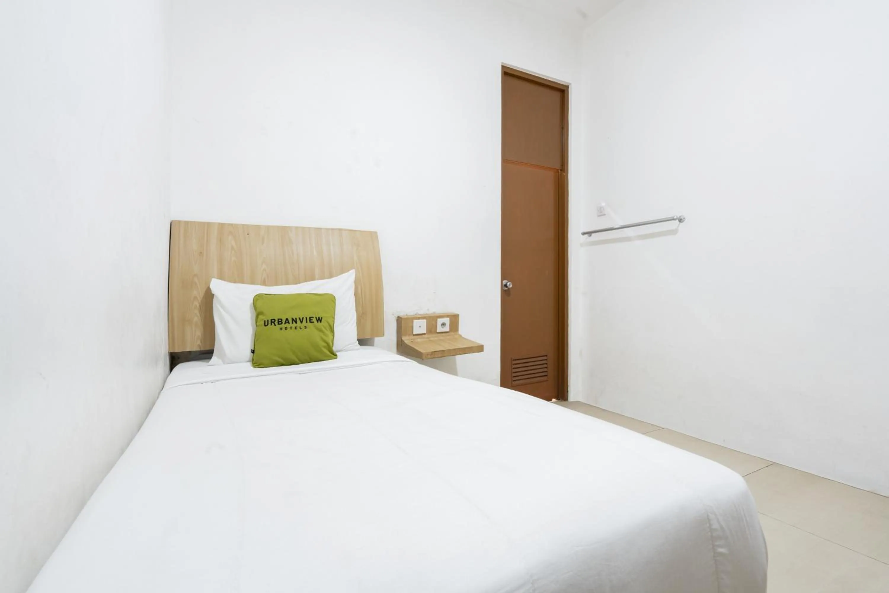 Bedroom, Bed in Urbanview Hotel Cozy Samarinda by RedDoorz