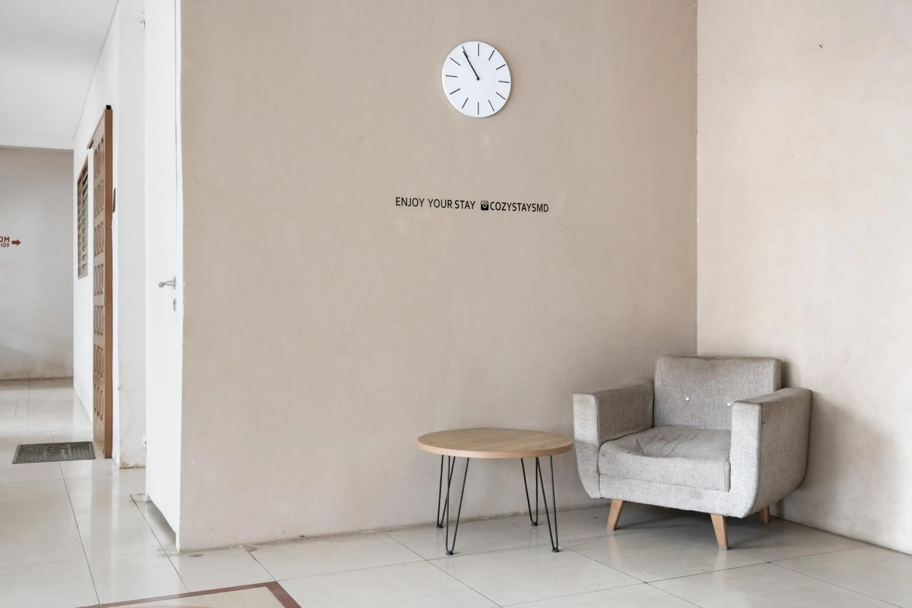 Seating area in Urbanview Hotel Cozy Samarinda by RedDoorz