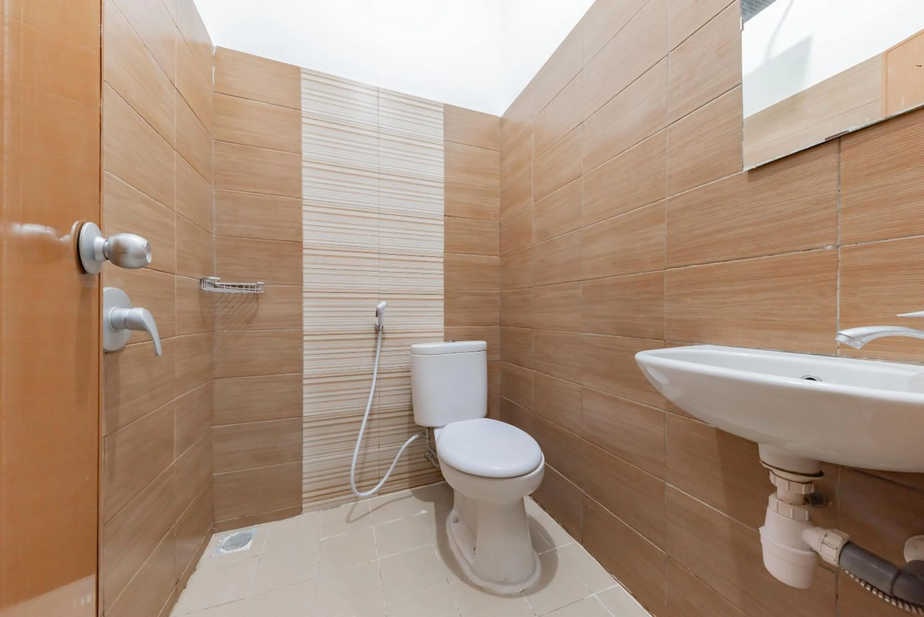 Bathroom in Urbanview Hotel Cozy Samarinda by RedDoorz