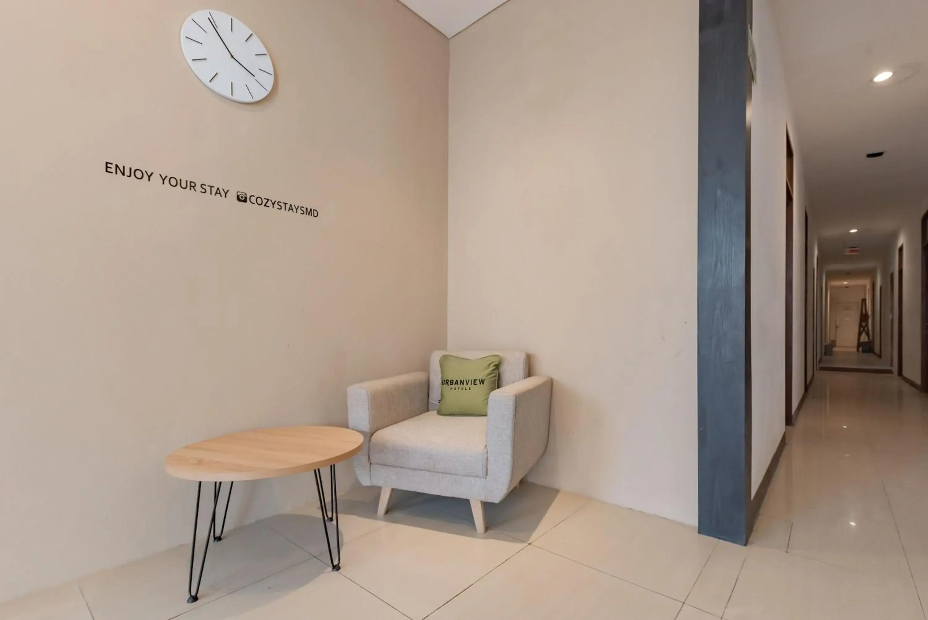 Seating area in Urbanview Hotel Cozy Samarinda by RedDoorz Seating area in Urbanview Hotel Cozy Samarinda by RedDoorz