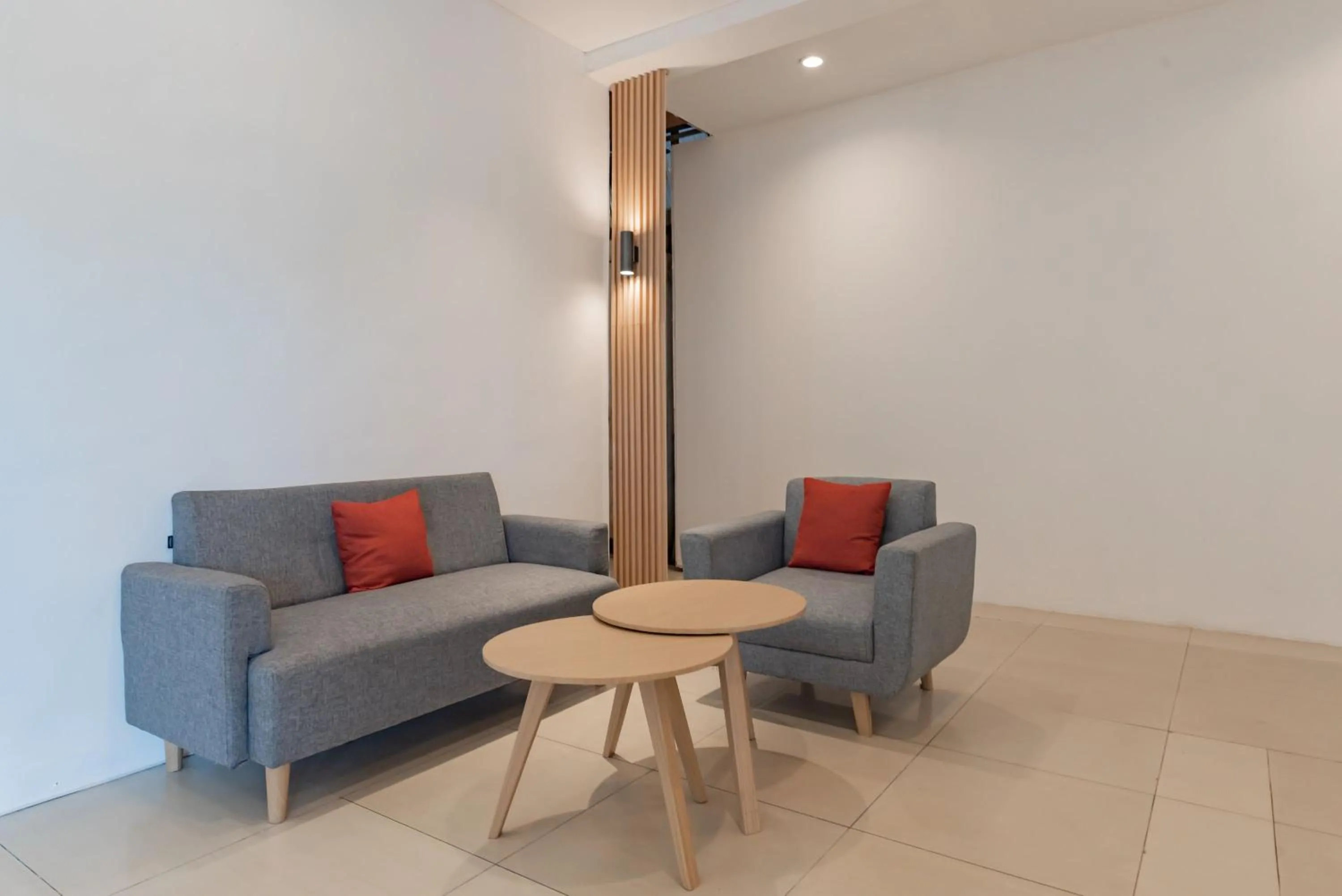 Living room in Urbanview Hotel Cozy Samarinda by RedDoorz