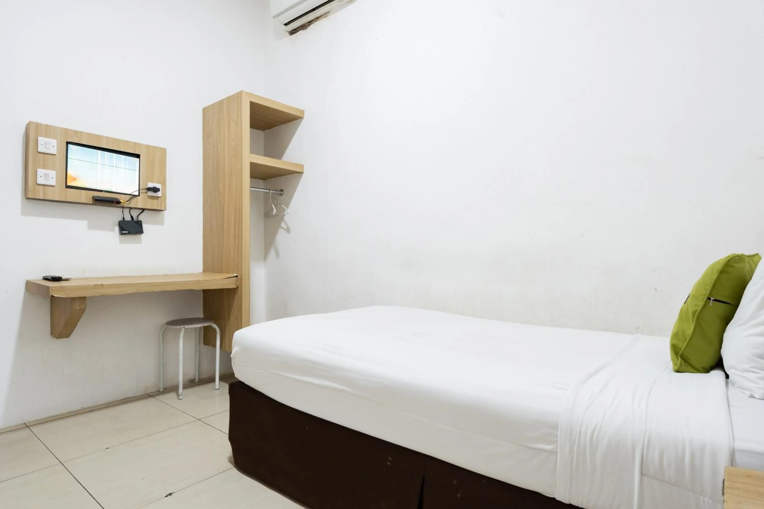 Bedroom, Bed in Urbanview Hotel Cozy Samarinda by RedDoorz