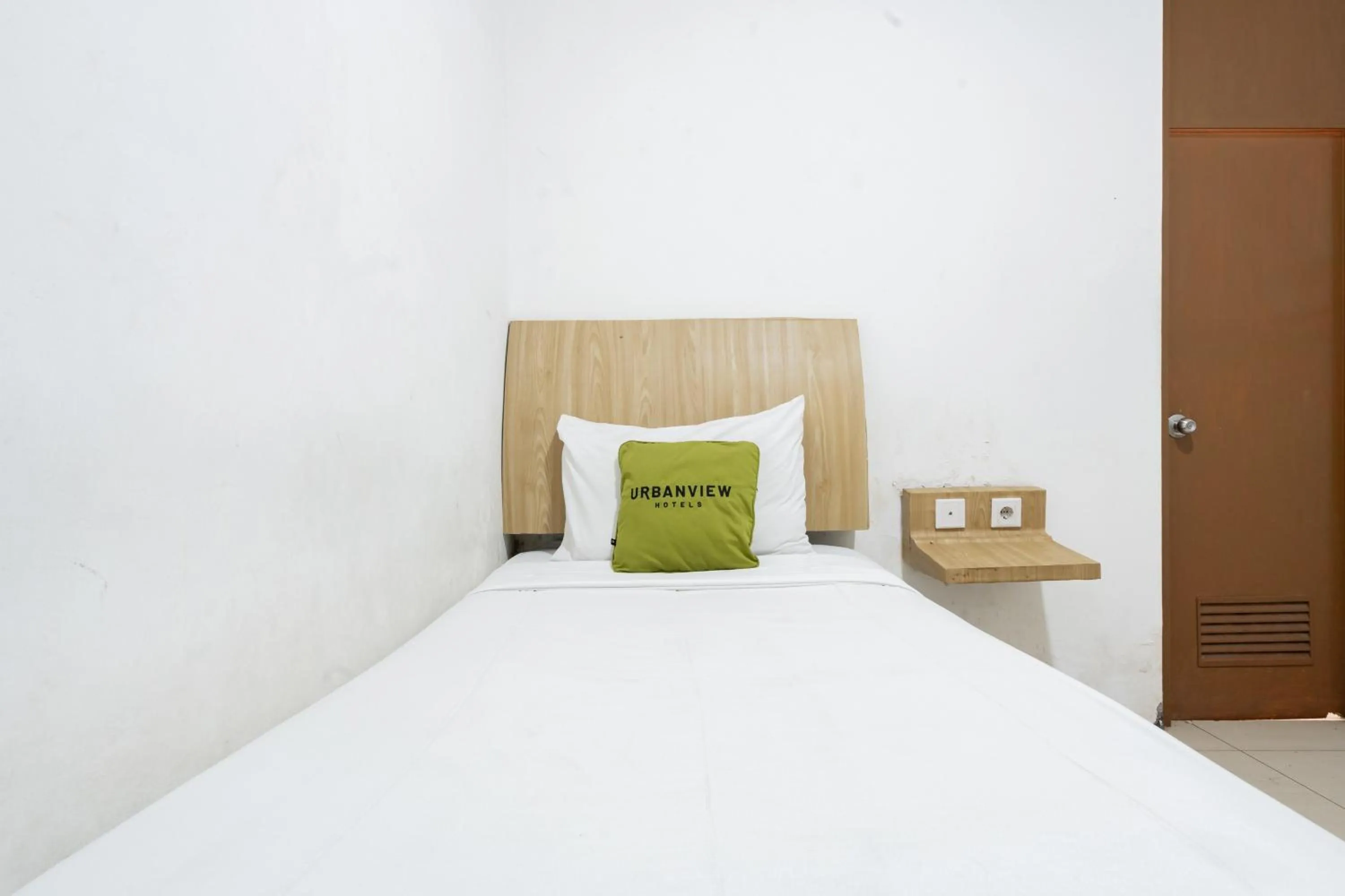 Bedroom, Bed in Urbanview Hotel Cozy Samarinda by RedDoorz