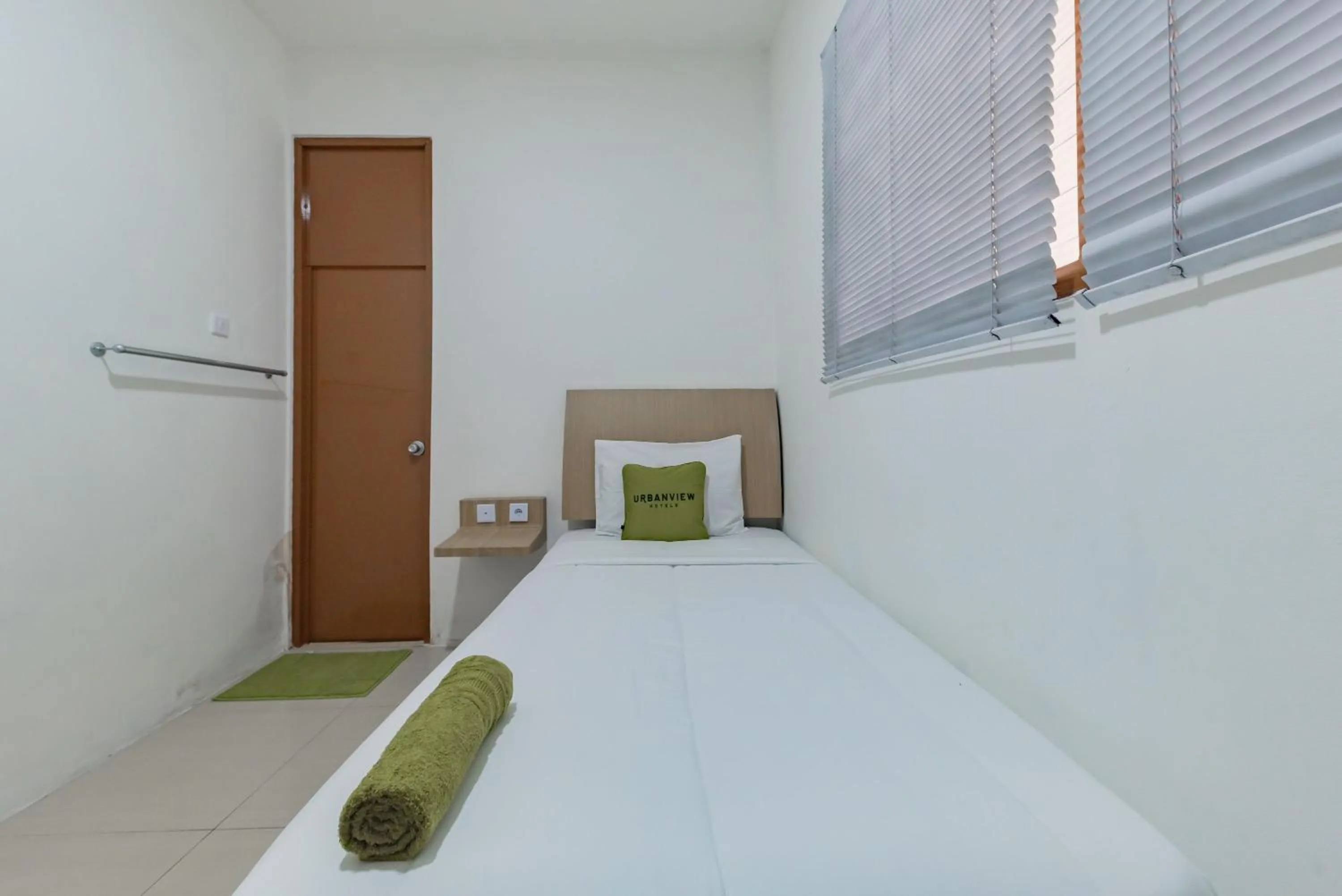 Bedroom, Bed in Urbanview Hotel Cozy Samarinda by RedDoorz