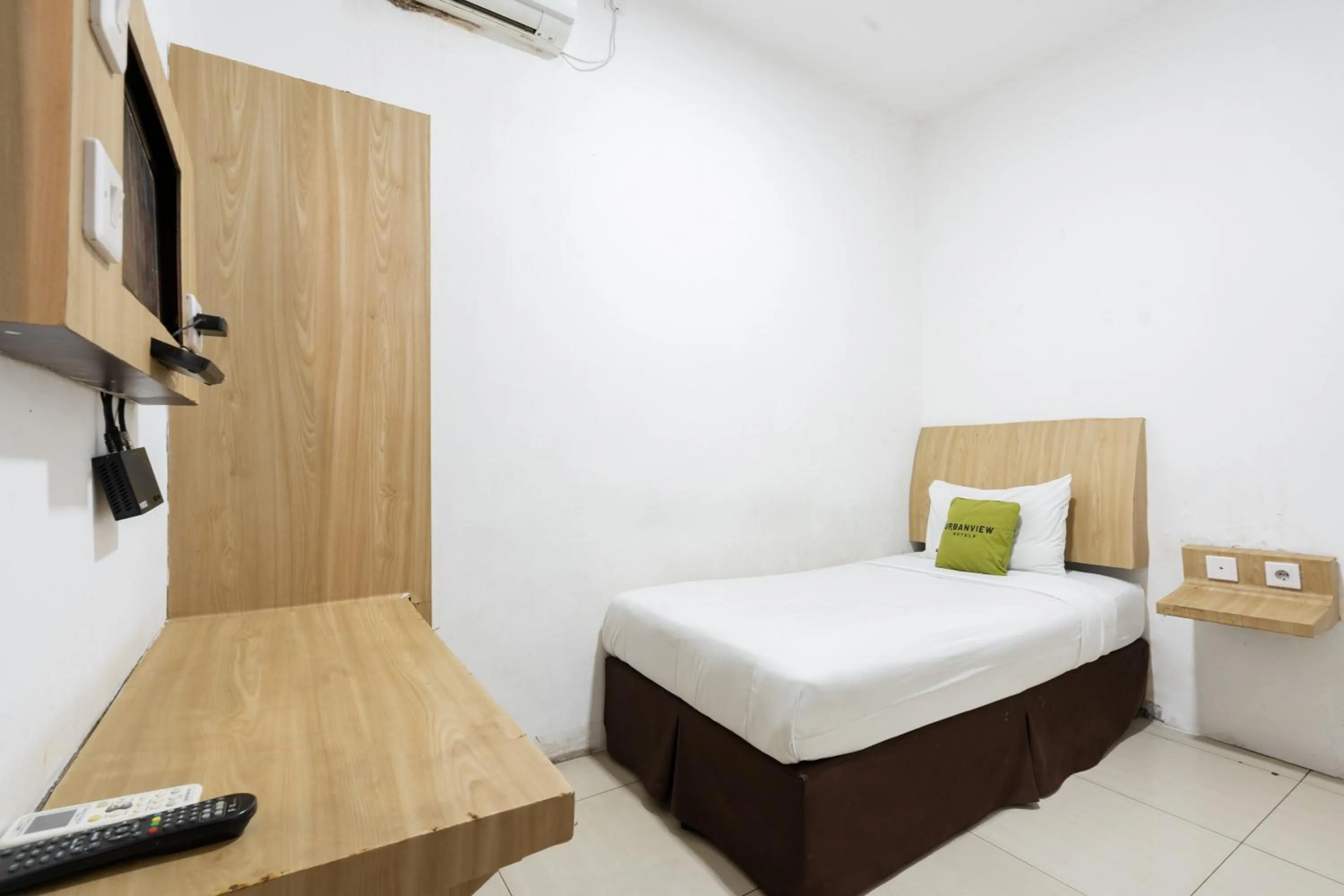 Bedroom, Bed in Urbanview Hotel Cozy Samarinda by RedDoorz