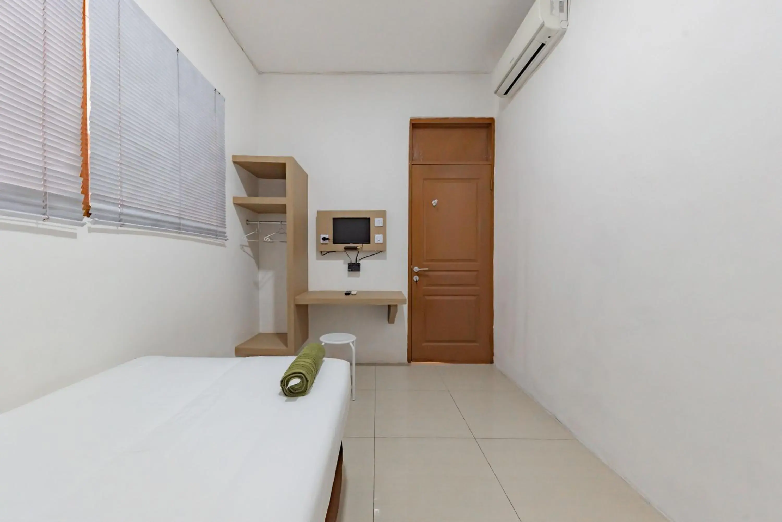 Bedroom, Bed in Urbanview Hotel Cozy Samarinda by RedDoorz Bedroom, Bed in Urbanview Hotel Cozy Samarinda by RedDoorz