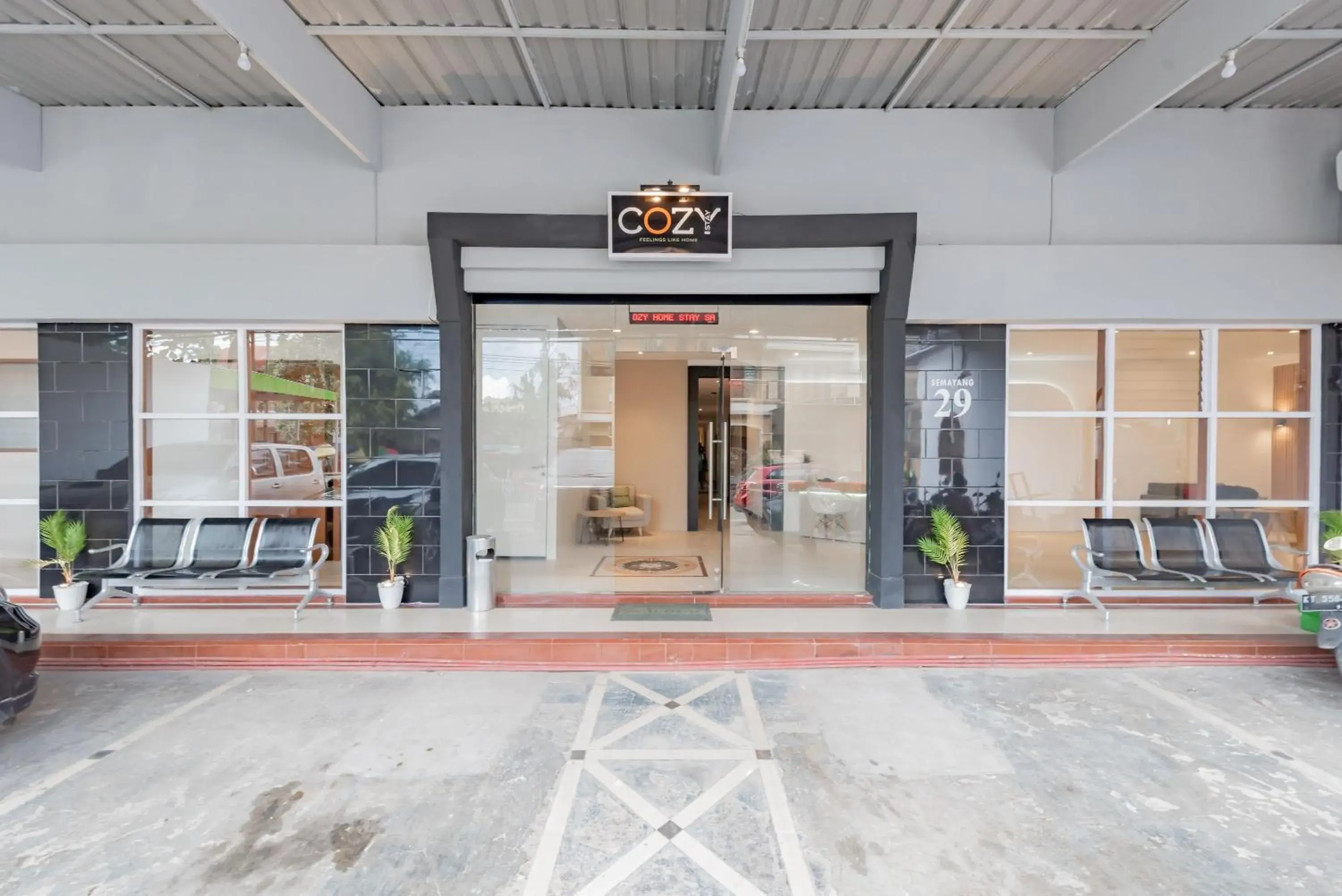 Facade/entrance in Urbanview Hotel Cozy Samarinda by RedDoorz Facade/entrance in Urbanview Hotel Cozy Samarinda by RedDoorz