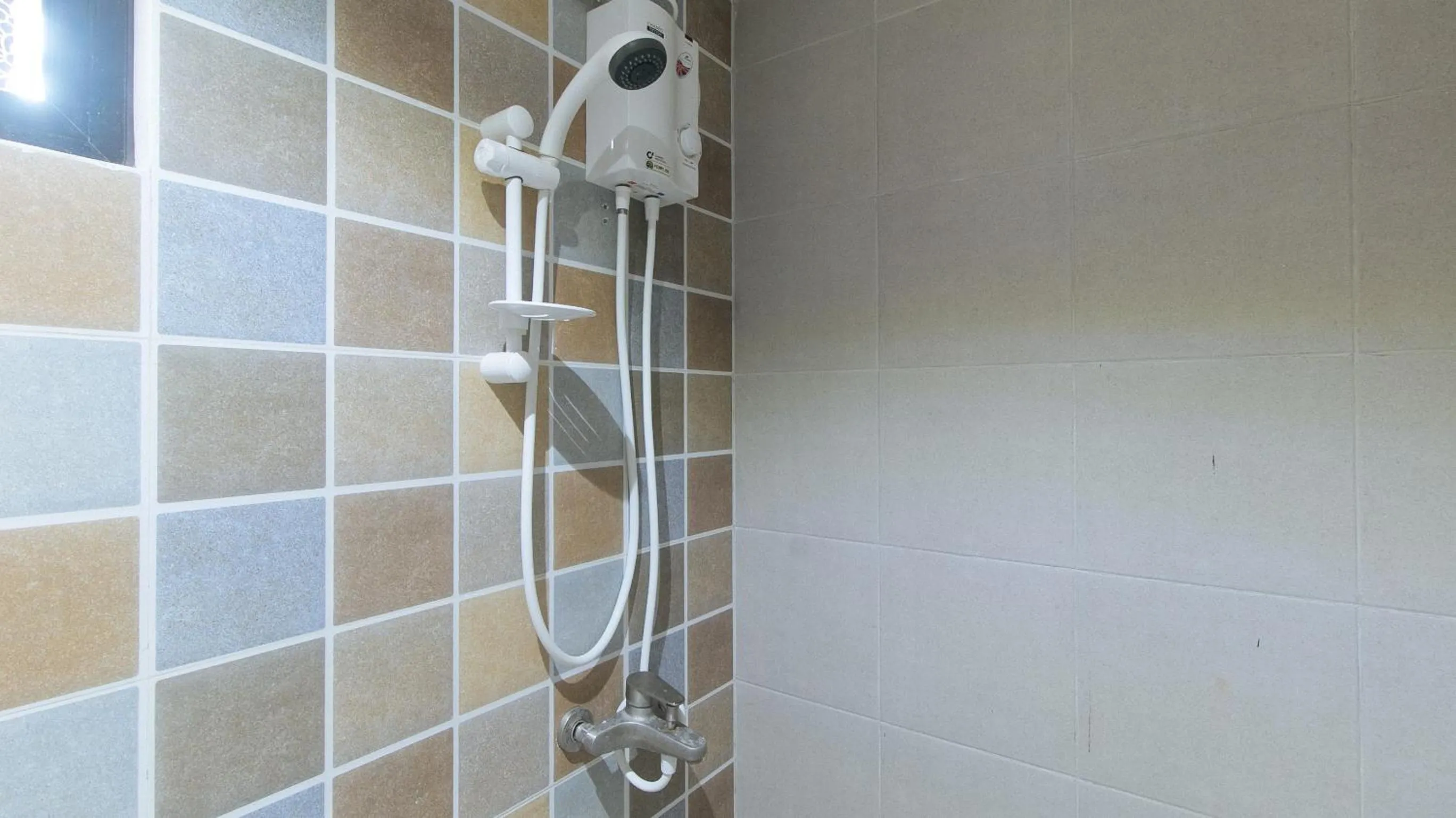 Shower in Mahayahay Lodge and Restaurant