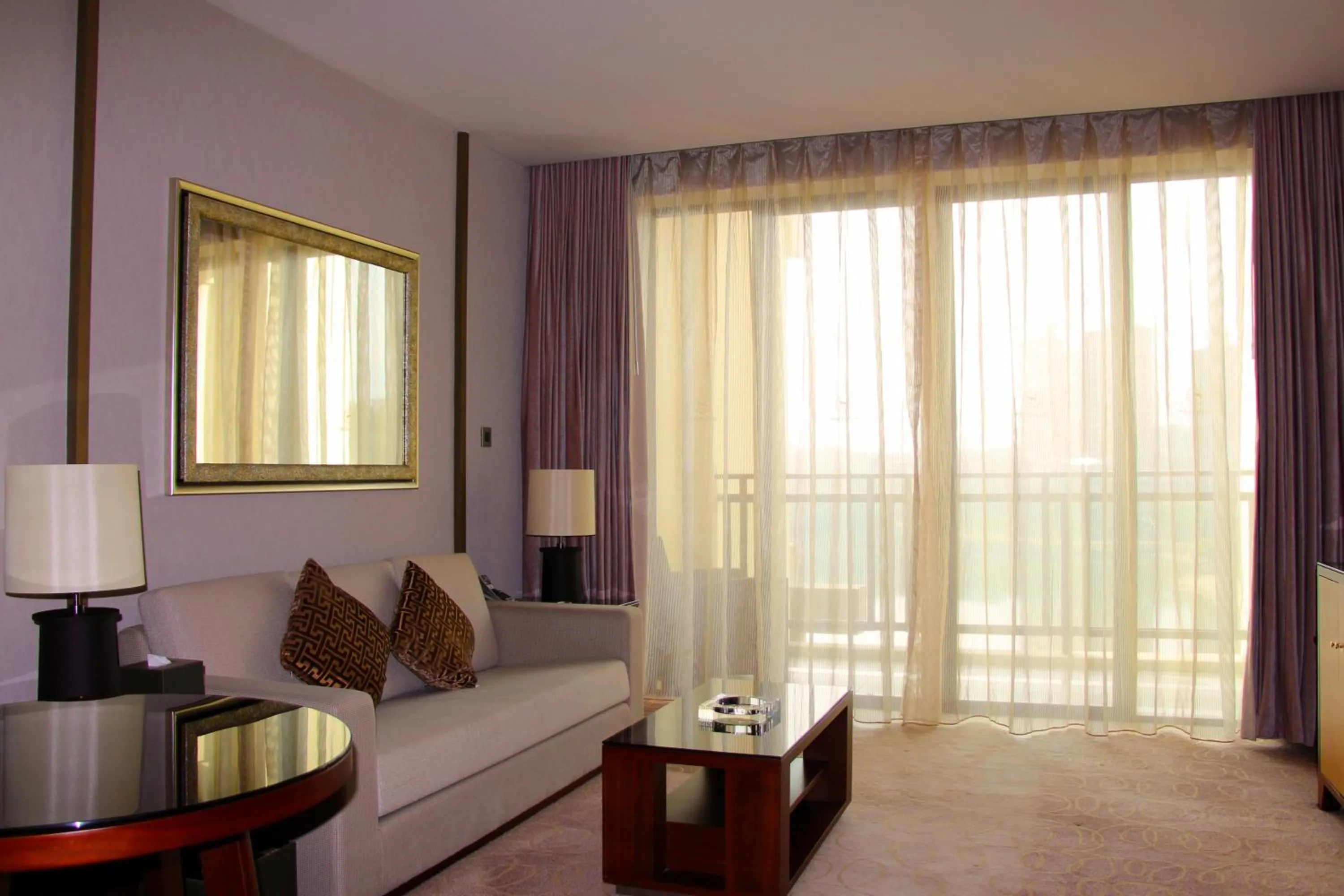 Living room, Bed in Sheraton Huizhou Bailuhu