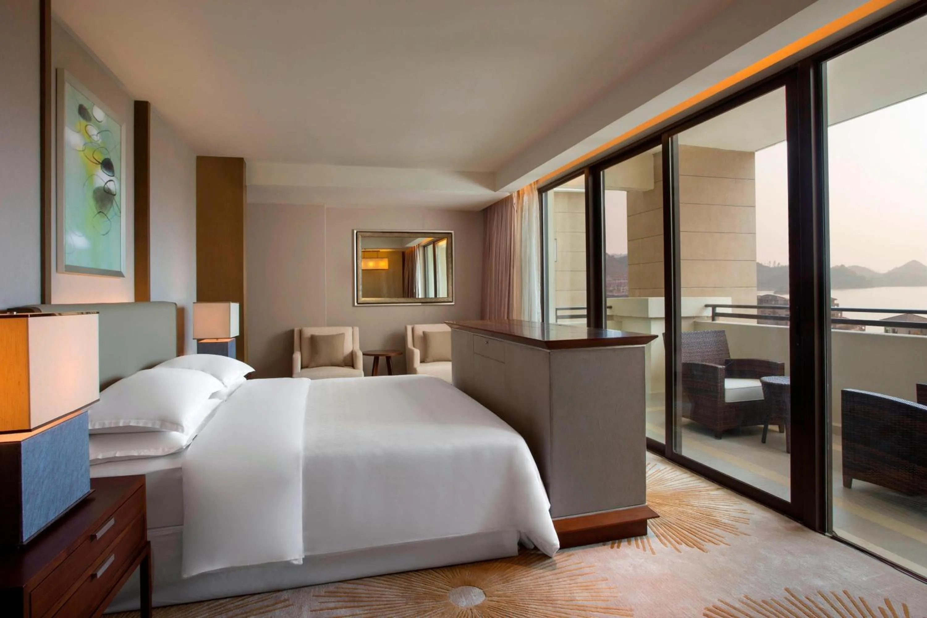 Bedroom, Bed in Sheraton Huizhou Bailuhu