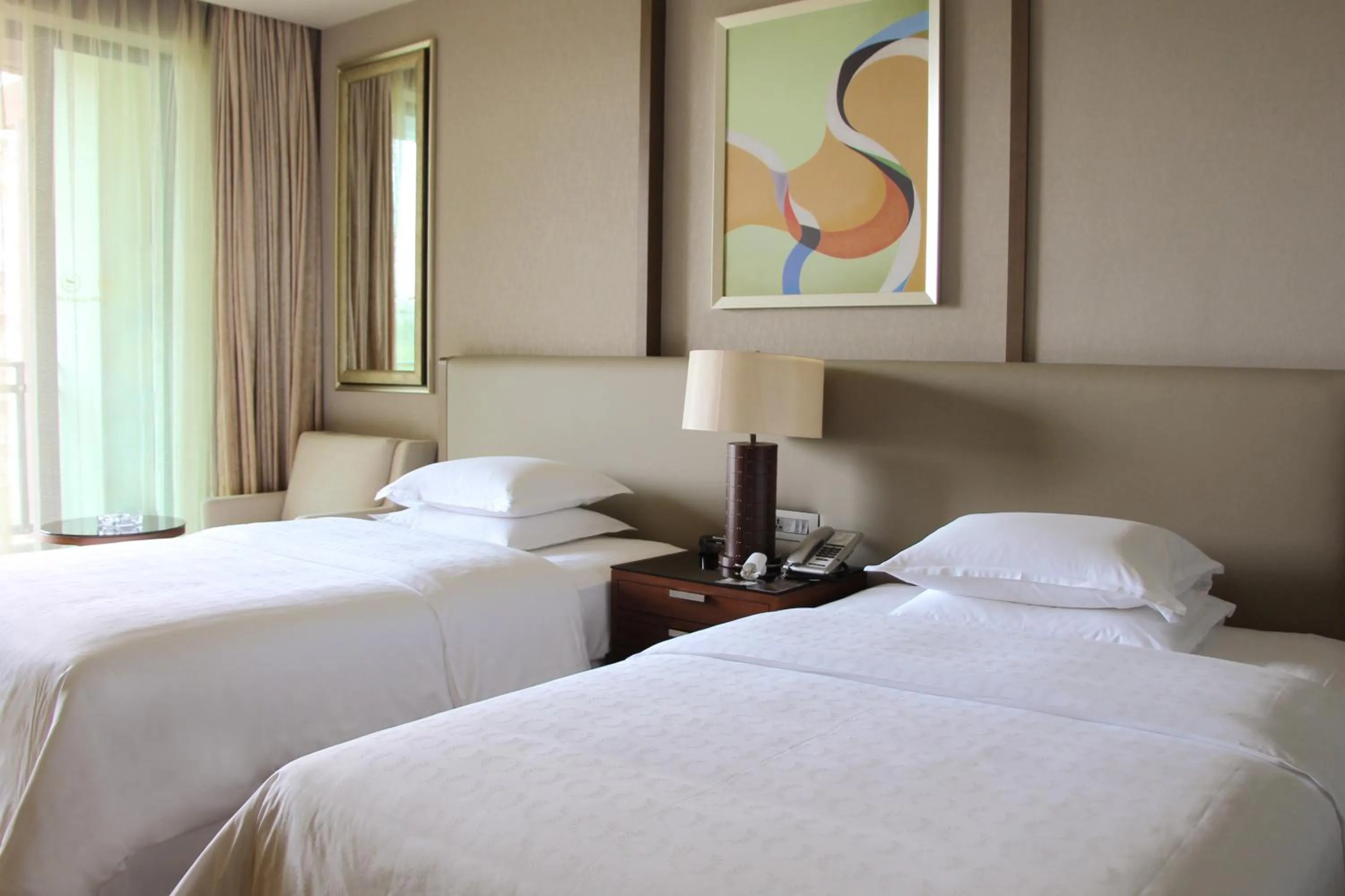 Photo of the whole room, Bed in Sheraton Huizhou Bailuhu