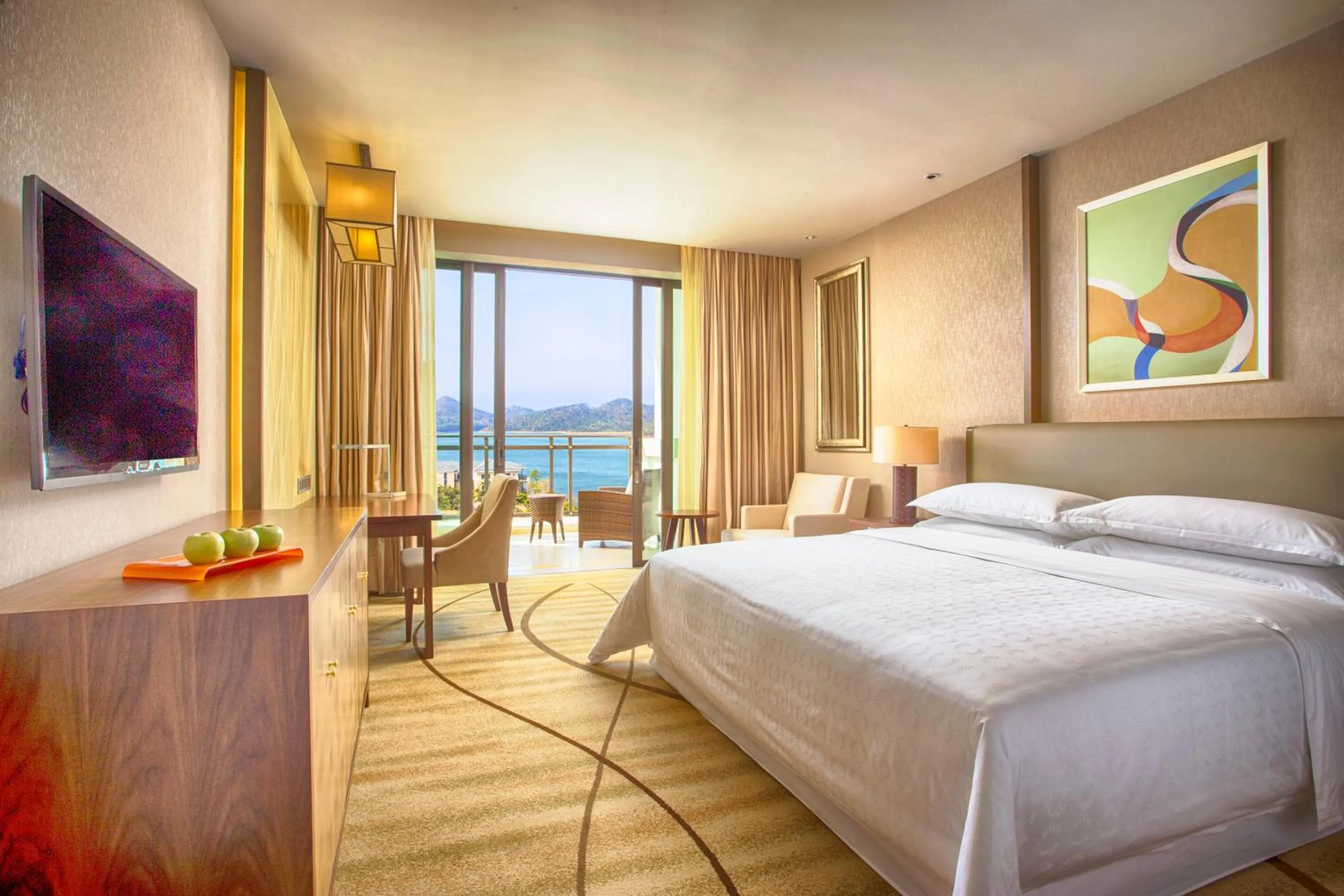 Photo of the whole room, Bed in Sheraton Huizhou Bailuhu