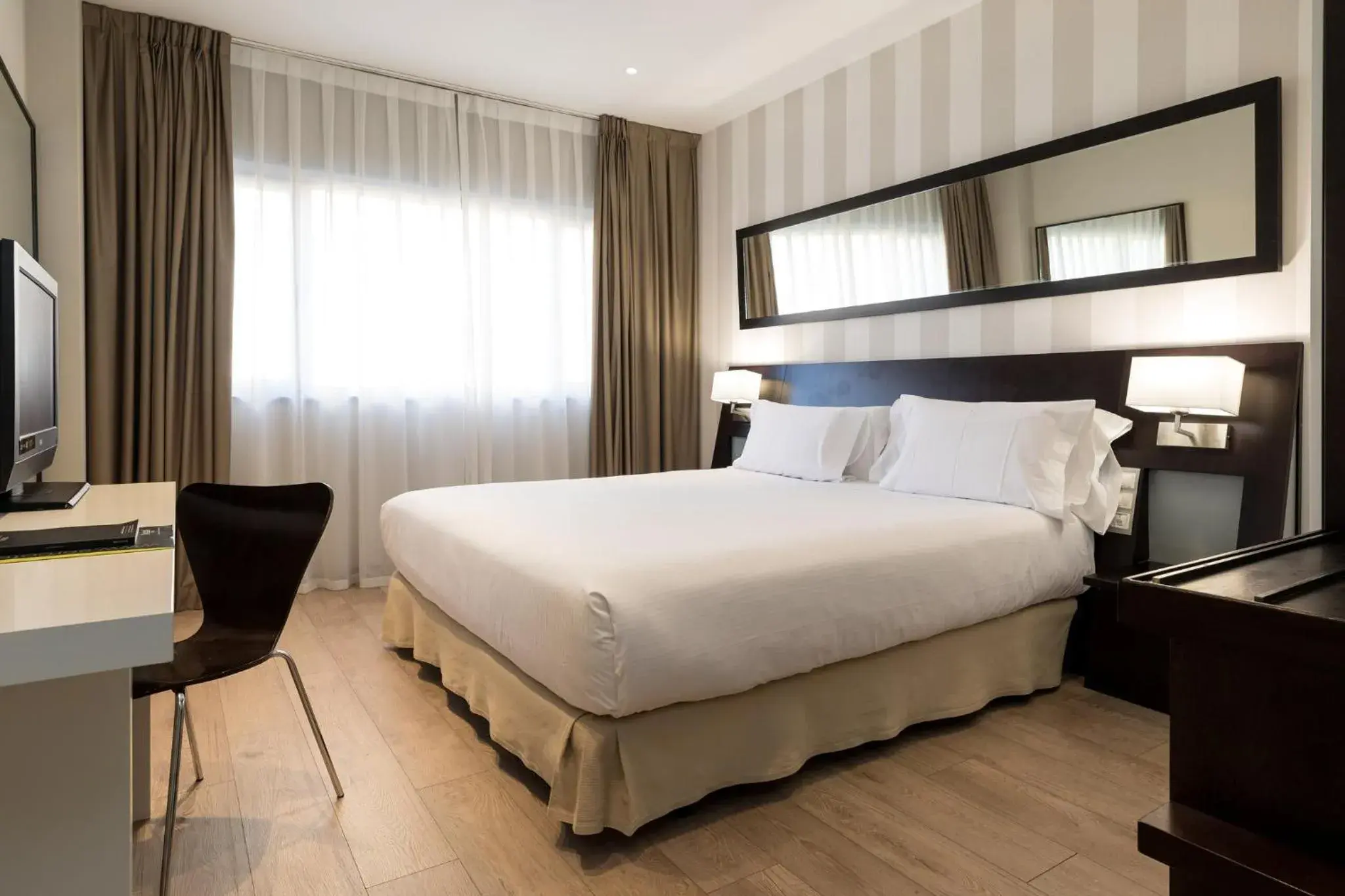 Photo of the whole room, Bed in Sercotel Madrid Aeropuerto Photo of the whole room, Bed in Sercotel Madrid Aeropuerto