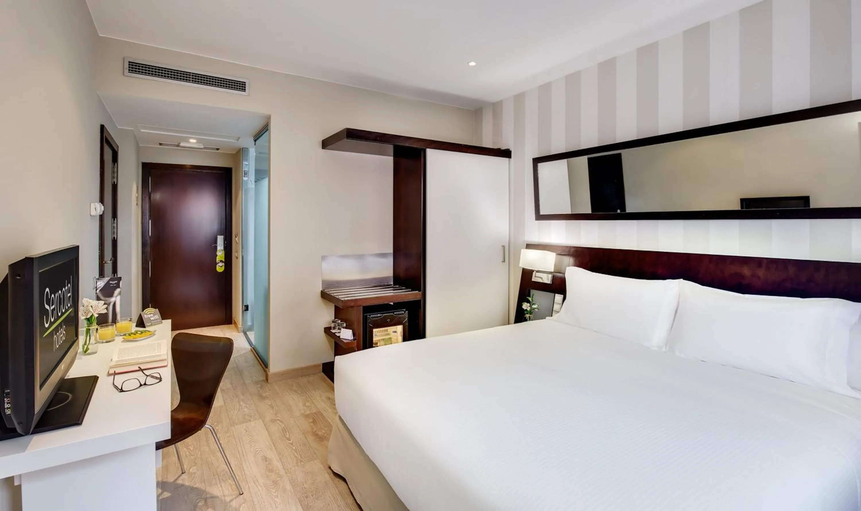 Photo of the whole room, Bed in Sercotel Madrid Aeropuerto